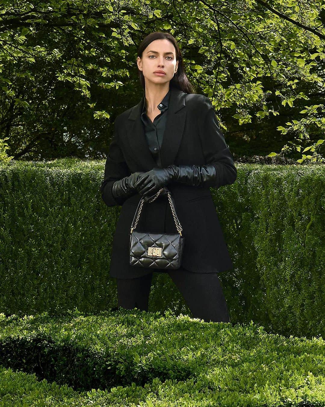フルラのインスタグラム：「A true Furla signature piece is back with its day-to-night ℬ𝑒𝓁𝓁𝑒𝓏𝓏𝒶 and ℰ𝓁𝑒𝑔𝒶𝓃𝓏𝒶. Starring @irinashayk  #ItalybyFurla #FurlaFW23  Talent: Irina Shayk (@irinashayk) Photographer: Koto Bolofo (@kotobolofo) Art Direction and graphic design by Roberto Da Pozzo (@roberto_da_pozzo) Film Director: Koto Bolofo / Paolo Zambaldi (@kotobolofo / @paolozambaldi) Styling by: Carola Bianchi (@carolabianchi1) Glam by:  Make up Artist: Seiko Nishigori (@seikonishigori) Hair Stylist: Pierpaolo Lai (@pierpaololaihair)」
