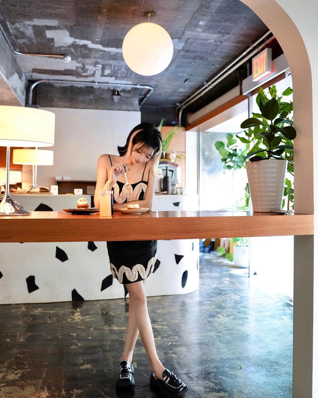 くまくまくまさんのインスタグラム写真 - (くまくまくまInstagram)「・ 蔵前の可愛いオシャレカフェー「ARC」☕️🐄 @arc__coffee   チーズタルトもコーヒーも美味しいし、ペット可🐶♡  雰囲気最高だった♩  ┈┈┈┈┈┈┈┈┈┈ ARC (アーチ)  東京都台東区鳥越2-3-4  #蔵前#東京カフェ#蔵前カフェ#ARC #カフェ#カフェ巡り#カフェ好きな人と繋がりたい #カフェ部 #カフェ活 #arccoffee #蔵前ランチ #蔵前グルメ#オシャレカフェ#夜カフ#tokyocoffee #tokyocafe #カフェ女子#蔵前さんぽ#東京カフェ巡り #下町グルメ #浅草カフェ#東京グルメ #最新カフェ#カフェ活#無機質カフェ#台東区カフェ #台東区グルメ」8月17日 19時01分 - dango_kuma