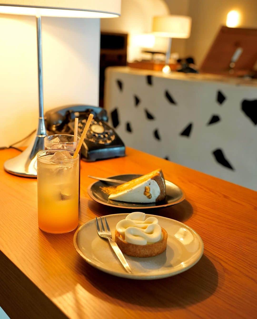 くまくまくまさんのインスタグラム写真 - (くまくまくまInstagram)「・ 蔵前の可愛いオシャレカフェー「ARC」☕️🐄 @arc__coffee   チーズタルトもコーヒーも美味しいし、ペット可🐶♡  雰囲気最高だった♩  ┈┈┈┈┈┈┈┈┈┈ ARC (アーチ)  東京都台東区鳥越2-3-4  #蔵前#東京カフェ#蔵前カフェ#ARC #カフェ#カフェ巡り#カフェ好きな人と繋がりたい #カフェ部 #カフェ活 #arccoffee #蔵前ランチ #蔵前グルメ#オシャレカフェ#夜カフ#tokyocoffee #tokyocafe #カフェ女子#蔵前さんぽ#東京カフェ巡り #下町グルメ #浅草カフェ#東京グルメ #最新カフェ#カフェ活#無機質カフェ#台東区カフェ #台東区グルメ」8月17日 19時01分 - dango_kuma