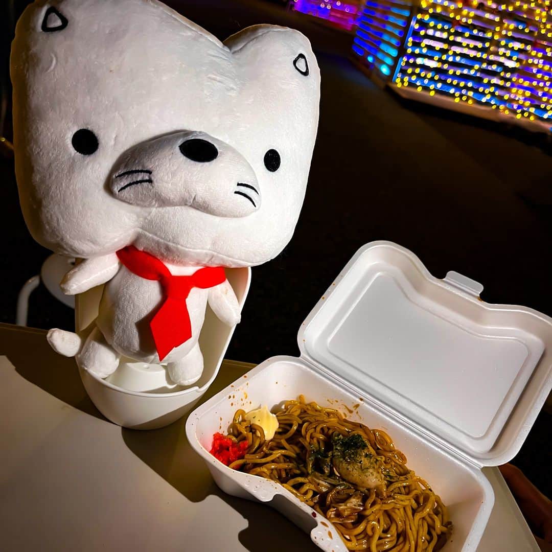 日本生命保険相互会社さんのインスタグラム写真 - (日本生命保険相互会社Instagram)「夏のお出かけには行きましたか🍉？ ニャッセイは万博公園で開催中の万博夏まつりに遊びに来ました！ ライトアップされた太陽の塔に合わせてニャッセイもライトアップ🌟 夏祭りと言えば屋台グルメ🍧 みなさんの好きな屋台グルメはなんですか？ コメントで教えてください🐱  #万博夏まつり　#ニャッセイ　#万博記念公園　#夏祭り　#イルミナイト万博」8月17日 19時01分 - nissay_official