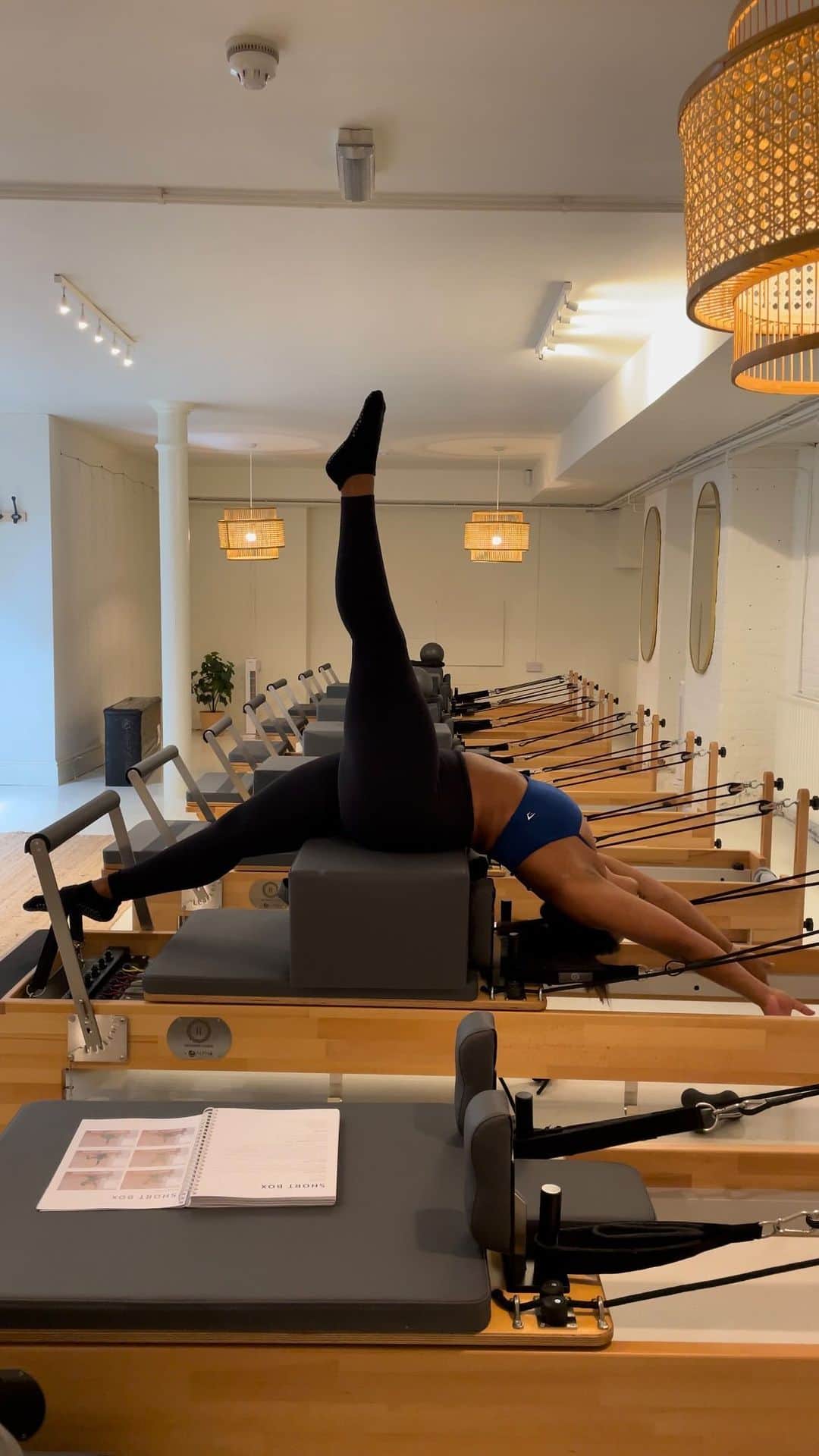 のインスタグラム：「Come with me to practise for my reformer exam✨🤸🏽‍♀️   Can already feel myself falling in love with reformer, I did a 3 day course at the weekend and honestly so excited to implement my knowledge I’ve learned into my online coaching as well!  But the excitement to hopefully start teaching classes soon is real 🤗  @thereformerstudio」