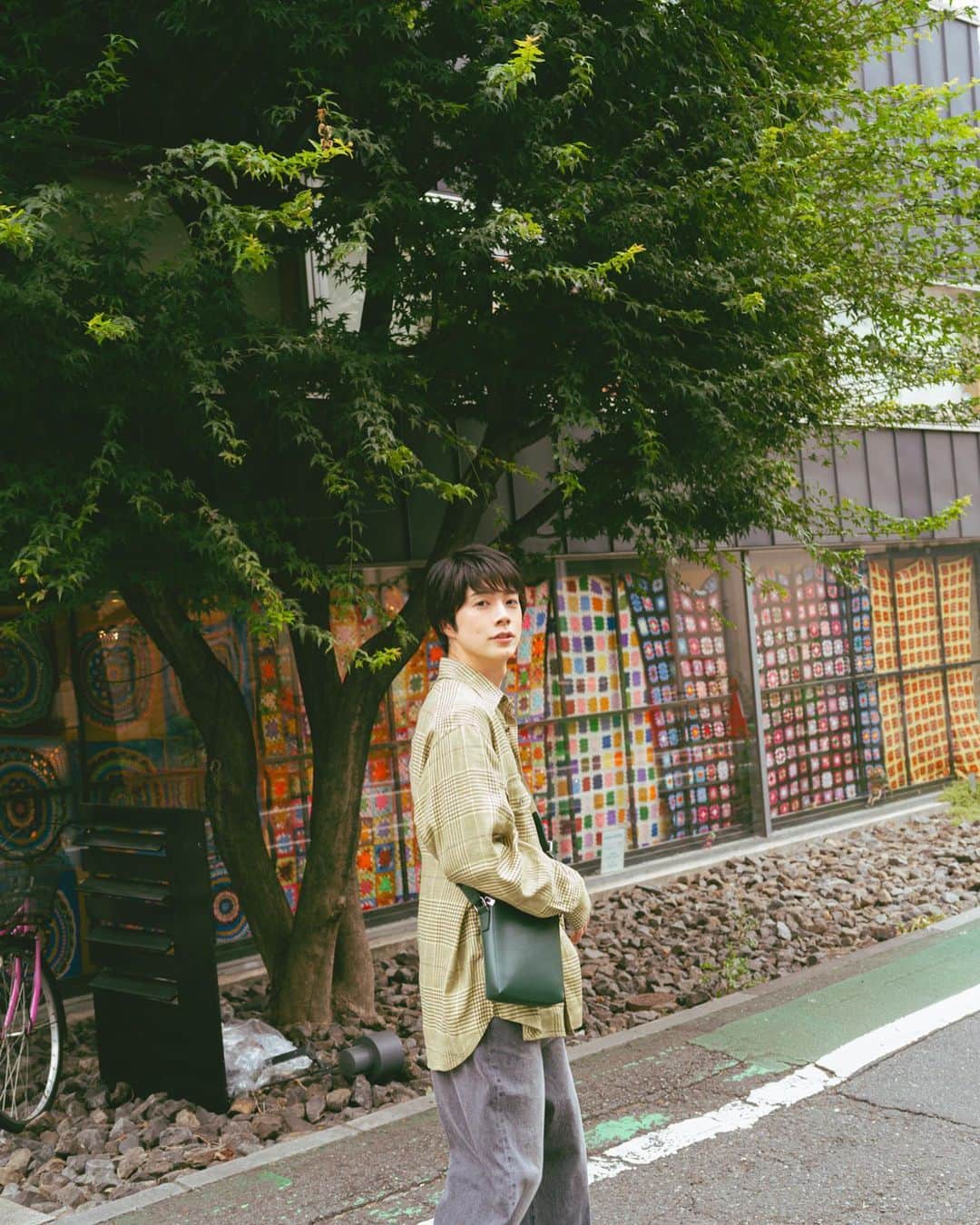 武井宏員さんのインスタグラム写真 - (武井宏員Instagram)「【お知らせ】渋谷西武百貨店にて俳優の佐藤信長さんとの展示がいよいよ来週の8月22日からスタートします。  @nobunaga_sato  @shibusei_seibu_shibuya   渋谷西武百貨店　A館 8/22 - 9/11  渋谷の路面側にある大型ショーウィンドウの3面を始め、A館のエントランス、5階の展示スペースにて、今までにない規模で渋谷を舞台にした佐藤さんとの写真たちが展示されます。  ***  「素顔の結晶」というテーマの中で、佐藤さんが活躍されている「2.5次元」のキーワードが創作のインスピレーションになり、今回は過去に奥山由之さん、蜷川実花さん、瀧本幹也さん、篠山紀信さんなど、数多くの写真家の展示の構成をされて来た村山圭さん @keimrym に展示の構成でご一緒していただいた。  自分では絶対に出来なかったことを可能にしてもらい、想像を超えるショーウィンドウの展示は、見応えと感動で溢れている。  自分が出来ることなんて本当に少なくて、大勢の方々と一緒になって始めて作れる、より壮大な世界に惹かれた経験が、自分がまだ写真を撮り続ける理由で、写真家として進むべき道を明確にしてくれた。  少しでもそんな自分が出ている作品たちになっていれば嬉しい。」8月17日 19時01分 - take1official