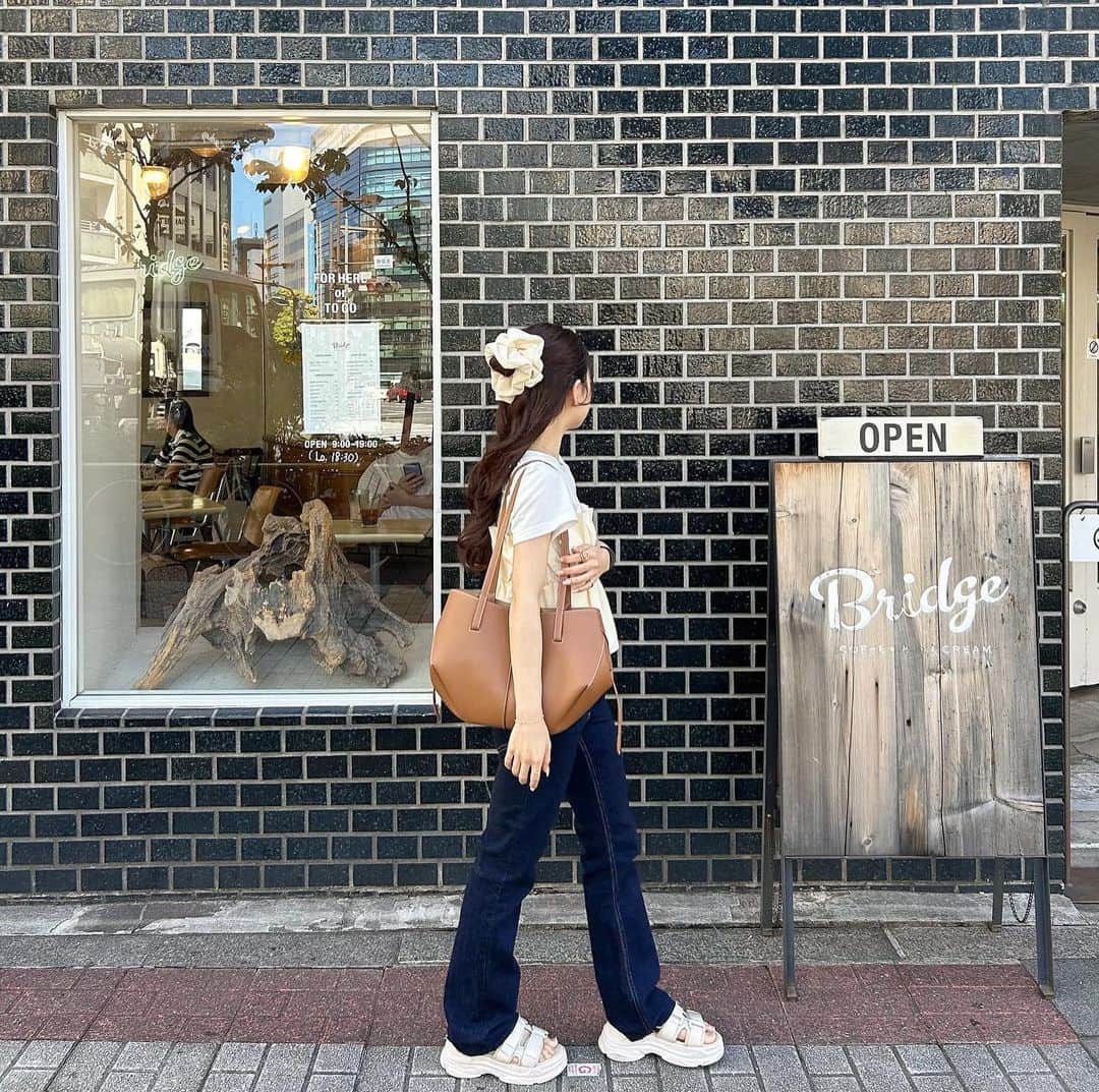あみさんのインスタグラム写真 - (あみInstagram)「︴𝑏𝑟𝑖𝑑𝑔𝑒 𝑐𝑜𝑓𝑓𝑒𝑒 𝑎𝑛𝑑 𝑖𝑐𝑒𝑐𝑟𝑒𝑎𝑚  珍しくタイトなデニム👀🫶🏻 あんまりしないけどすごい好きなコーデだった🍨  Tシャツにビスチェ合わせるの 一気にガーリーになって可愛い .. ♡  この日はブランドの打ち合わせが早く終わって 時間あったからみゆとカフェ行った💭  . . . #夏コーデ #低身長コーデ #カジュアルガーリー #デニムコーデ #tシャツコーデ #ビスチェ #カフェコーデ #淡色コーデ #zara #mystic #poleneparis #bridge #東京カフェ #秋葉原カフェ #馬喰町カフェ #馬喰横山カフェ #浅草橋カフェ #浅草カフェ」8月17日 19時01分 - ami___nmo