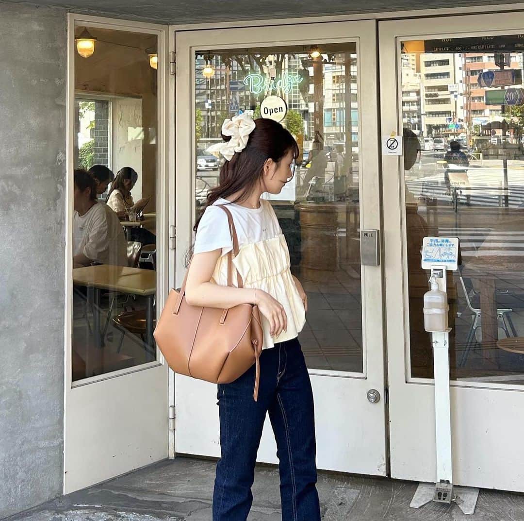 あみさんのインスタグラム写真 - (あみInstagram)「︴𝑏𝑟𝑖𝑑𝑔𝑒 𝑐𝑜𝑓𝑓𝑒𝑒 𝑎𝑛𝑑 𝑖𝑐𝑒𝑐𝑟𝑒𝑎𝑚  珍しくタイトなデニム👀🫶🏻 あんまりしないけどすごい好きなコーデだった🍨  Tシャツにビスチェ合わせるの 一気にガーリーになって可愛い .. ♡  この日はブランドの打ち合わせが早く終わって 時間あったからみゆとカフェ行った💭  . . . #夏コーデ #低身長コーデ #カジュアルガーリー #デニムコーデ #tシャツコーデ #ビスチェ #カフェコーデ #淡色コーデ #zara #mystic #poleneparis #bridge #東京カフェ #秋葉原カフェ #馬喰町カフェ #馬喰横山カフェ #浅草橋カフェ #浅草カフェ」8月17日 19時01分 - ami___nmo