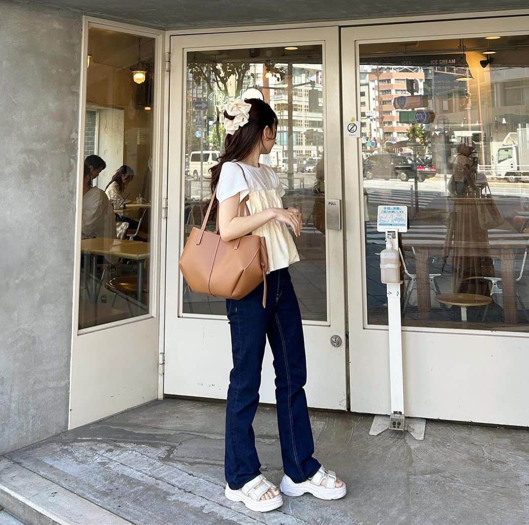 あみさんのインスタグラム写真 - (あみInstagram)「︴𝑏𝑟𝑖𝑑𝑔𝑒 𝑐𝑜𝑓𝑓𝑒𝑒 𝑎𝑛𝑑 𝑖𝑐𝑒𝑐𝑟𝑒𝑎𝑚  珍しくタイトなデニム👀🫶🏻 あんまりしないけどすごい好きなコーデだった🍨  Tシャツにビスチェ合わせるの 一気にガーリーになって可愛い .. ♡  この日はブランドの打ち合わせが早く終わって 時間あったからみゆとカフェ行った💭  . . . #夏コーデ #低身長コーデ #カジュアルガーリー #デニムコーデ #tシャツコーデ #ビスチェ #カフェコーデ #淡色コーデ #zara #mystic #poleneparis #bridge #東京カフェ #秋葉原カフェ #馬喰町カフェ #馬喰横山カフェ #浅草橋カフェ #浅草カフェ」8月17日 19時01分 - ami___nmo