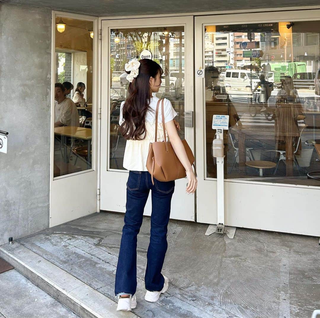 あみさんのインスタグラム写真 - (あみInstagram)「︴𝑏𝑟𝑖𝑑𝑔𝑒 𝑐𝑜𝑓𝑓𝑒𝑒 𝑎𝑛𝑑 𝑖𝑐𝑒𝑐𝑟𝑒𝑎𝑚  珍しくタイトなデニム👀🫶🏻 あんまりしないけどすごい好きなコーデだった🍨  Tシャツにビスチェ合わせるの 一気にガーリーになって可愛い .. ♡  この日はブランドの打ち合わせが早く終わって 時間あったからみゆとカフェ行った💭  . . . #夏コーデ #低身長コーデ #カジュアルガーリー #デニムコーデ #tシャツコーデ #ビスチェ #カフェコーデ #淡色コーデ #zara #mystic #poleneparis #bridge #東京カフェ #秋葉原カフェ #馬喰町カフェ #馬喰横山カフェ #浅草橋カフェ #浅草カフェ」8月17日 19時01分 - ami___nmo