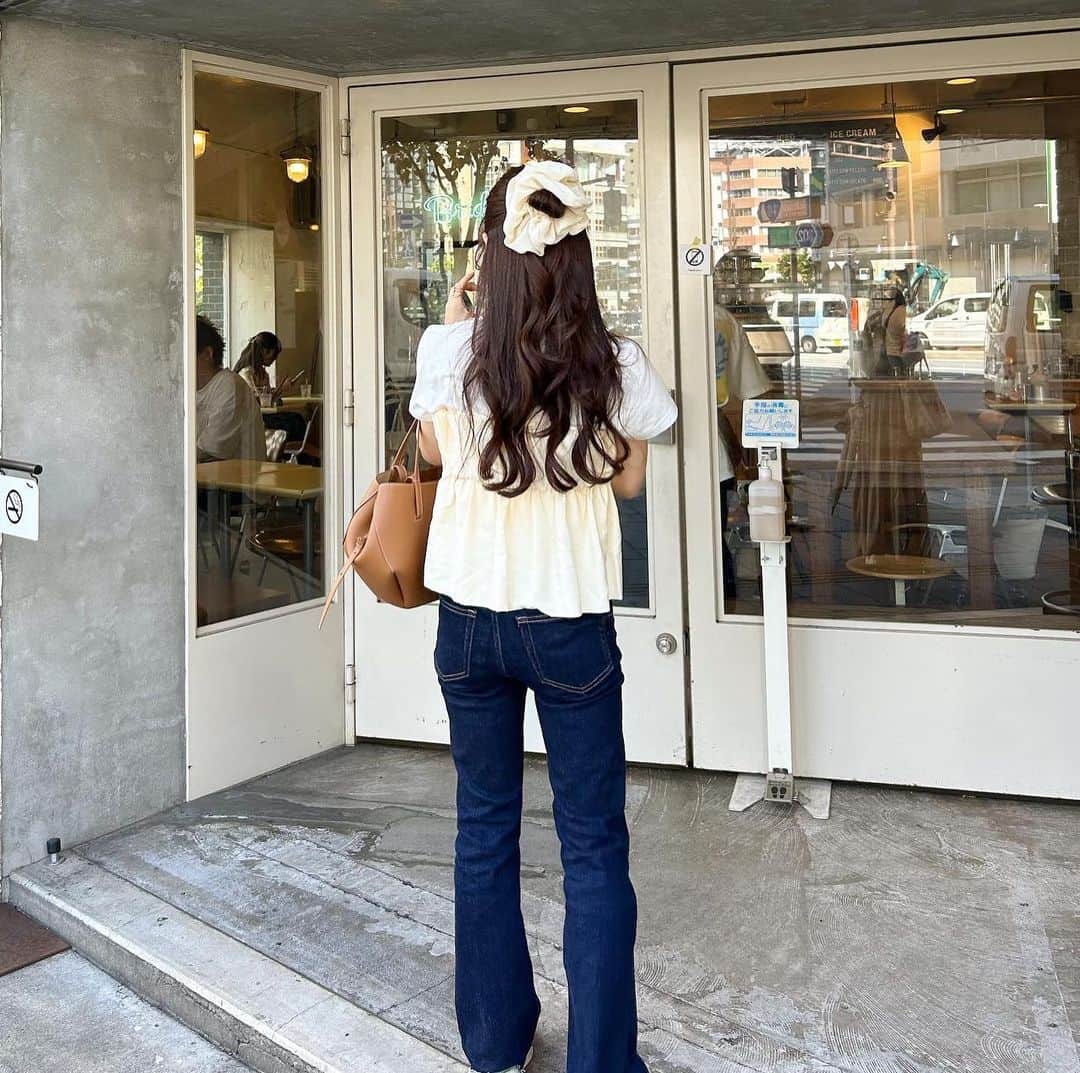 あみさんのインスタグラム写真 - (あみInstagram)「︴𝑏𝑟𝑖𝑑𝑔𝑒 𝑐𝑜𝑓𝑓𝑒𝑒 𝑎𝑛𝑑 𝑖𝑐𝑒𝑐𝑟𝑒𝑎𝑚  珍しくタイトなデニム👀🫶🏻 あんまりしないけどすごい好きなコーデだった🍨  Tシャツにビスチェ合わせるの 一気にガーリーになって可愛い .. ♡  この日はブランドの打ち合わせが早く終わって 時間あったからみゆとカフェ行った💭  . . . #夏コーデ #低身長コーデ #カジュアルガーリー #デニムコーデ #tシャツコーデ #ビスチェ #カフェコーデ #淡色コーデ #zara #mystic #poleneparis #bridge #東京カフェ #秋葉原カフェ #馬喰町カフェ #馬喰横山カフェ #浅草橋カフェ #浅草カフェ」8月17日 19時01分 - ami___nmo