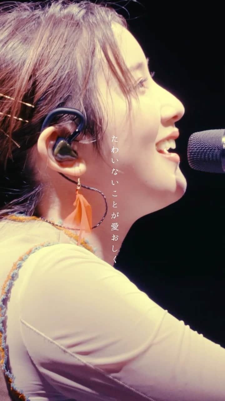 湯木慧のインスタグラム：「* 湯木慧「春に僕はなくなる」 (2023.6.4 「うたうこと」at Club eX) . はるぼくです。春のうた。 公開している今は本当に暑いので、 想像しにくいかもしれないのですが、 寒い冬からほくほくとあったかくなってきて桜が咲きます。その瞬間人々は上をむき風を感じすべてが一掃されるのです、 そんな偉大な春を思って書いた曲です。 . . #湯木慧 #春に僕はなくなる  #うたうこと #TANEtoNE」