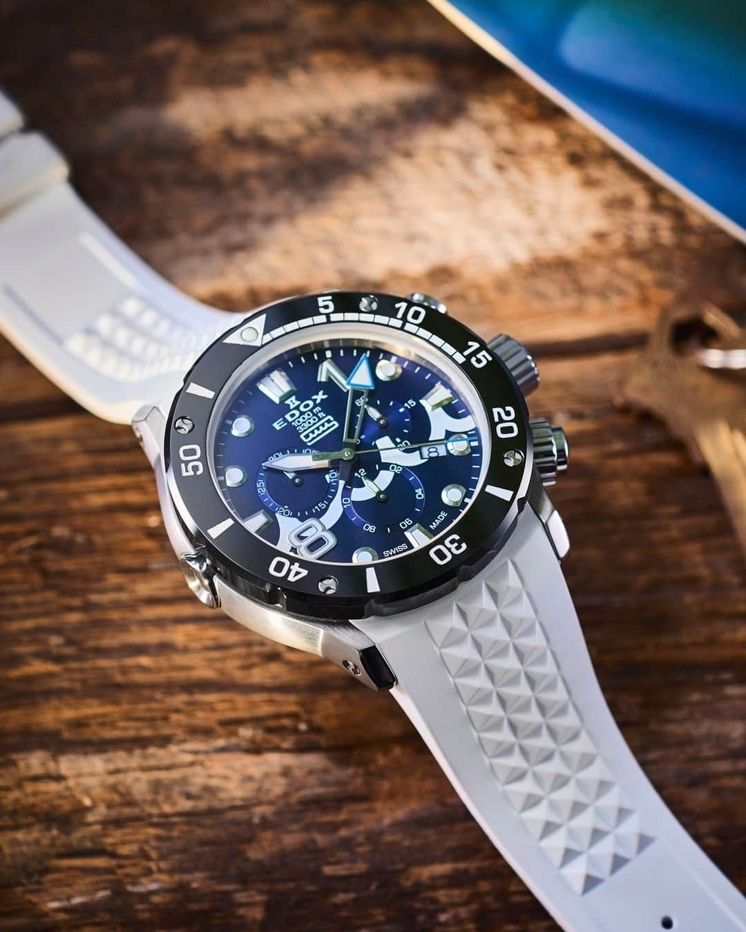 エドックスのインスタグラム：「#クロノオフショア1コレクション CHRONOFFSHORE-1 CHRONOGRAPH  muta MARINE SPECIAL EDITION  マリンブランド＜muta MARINE＞とコラボレーションした限定モデル。特殊なケース構造、ねじ込み式リューズ、厚さ 3mm のサファイアクリスタル風防により、100 気圧（1000m）の防水性を実現。アクティブな夏にぴったりのダイバーズウォッチです。  実際にお手に取ってご覧になりたい方は、お近くのお取扱い店までお問合せくさださいませ。※店舗によっては、既に完売している可能性もございますので、予めご了承ください。  ■お取扱い店■ 〈東北〉 oomiya 仙台店 〈中部・甲信越〉 WING イオンモール白山店、BASIS SPECIES、ジェイアール名古屋タカシマヤ ウオッチメゾン、タカラ堂 静岡本店、HASSIN 〈近畿〉 oomiya 京都店、カミネ クロノメトリー店、oomiya 和歌山本店、oomiya 心斎橋店 〈四国〉 アイアイイスズ 本店、アイアイイスズ G-Time、プリベ石川 松山、H.Q. by HARADA 〈中国〉 トミヤ クロノファクトリー表町、TOMIYA 広島店 〈九州〉 oomiya 鹿児島店、日髙本店プロショップ、時計の大橋、小林時計店 魚町店  ___ #夏と言えばエドックス #EDOX #エドックス #高級腕時計 #防水時計 #ダイバーズ #ダイバーズウォッチ #街ダイバーズ #ハイスペダイバーズ  #クロノオフショア1 #クロノオフショア１  #ムータ #ムータマリン #muta #mutamarine  @muta__official」