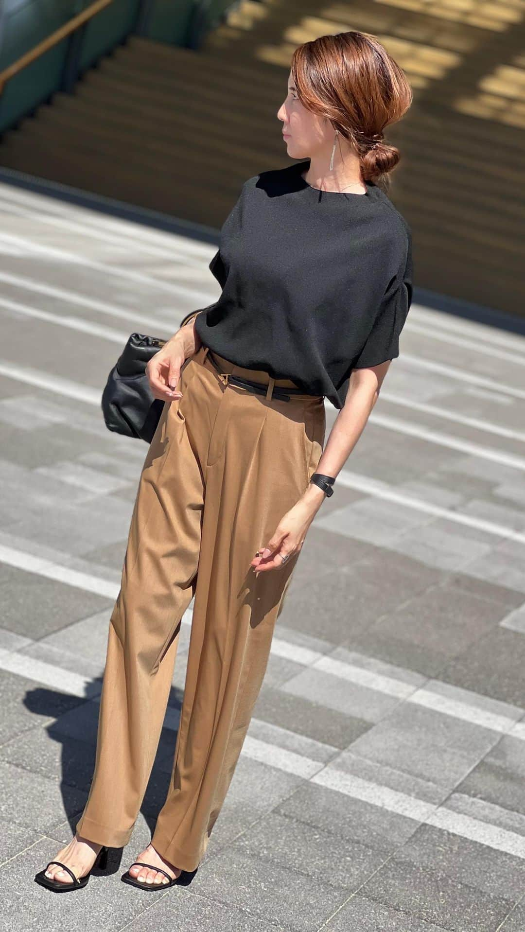 kazumint20のインスタグラム：「Black × Camel 🐃🐫 3色揃えたタックワイドパンツは1番好きなキャメルから。形もやっぱり間違いなかった‼︎ 安定のブラックトップスはとにかく軽い‼︎ デザイン性があるから腕も綺麗にカバー☻ カラーだけでも秋を意識してみたよ😌  tops  @kuih_store  pants @uniqlo  bag  @zanchetti_japan  belt  @newbottega   #coordinate#reelsinstagram#kuih#kuihst#kuihスト#locari#クイ#uniqlo#ユニクロ購入品#タックワイドパンツ#ユニクロコーデ#大人カジュアルきれいめコーデ#シンプルコーデ」