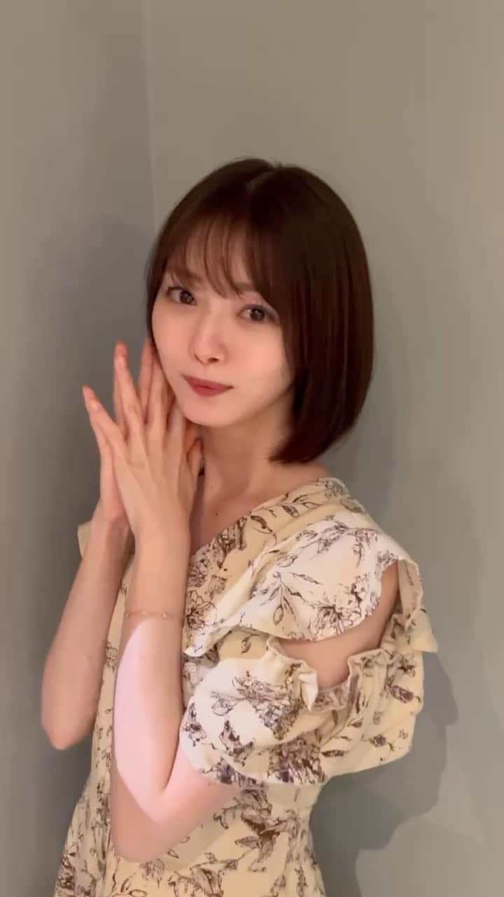 市川美織のインスタグラム：「new hair color♡  明るめ透明感ヘアー‼︎ 今回は暗くせず垢抜けを意識☺️  トリートメントもしてもらってサラサラになりました✨  ニューヘアカラーみおりんはどうかな？？  #ヘアー #ショートヘア #ボブ #ヘアカラー  #垢抜けヘア #ベージュカラー #美容　#美容院」