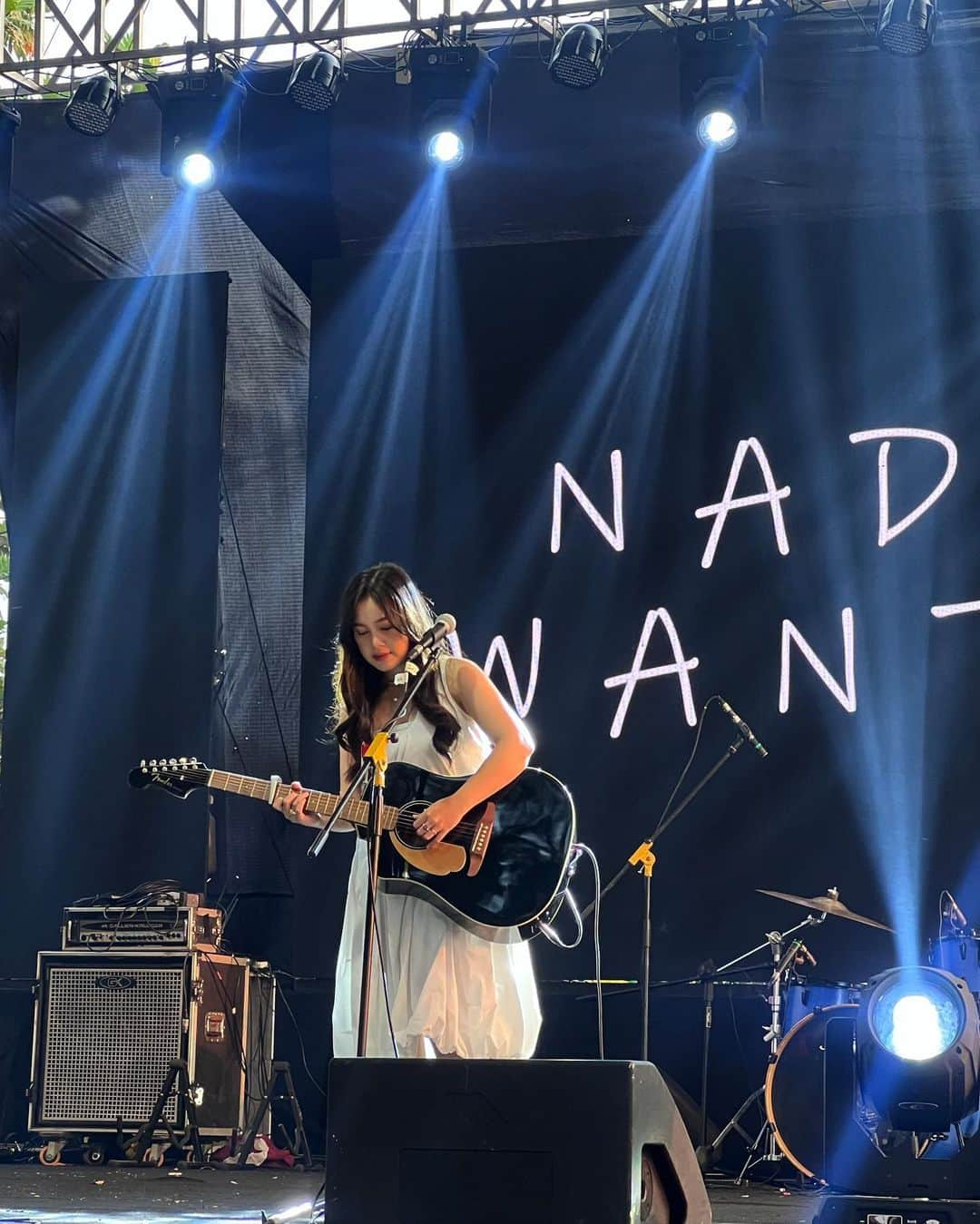 ナディラ・シンディ・ワンタリのインスタグラム：「menyebrang sedikit untuk dapat hirup udara segar, di Pulau Pramuka ☀️  Bersama Festival Seribu Island, banyak cinta dan terima kasih 🫶🏼」