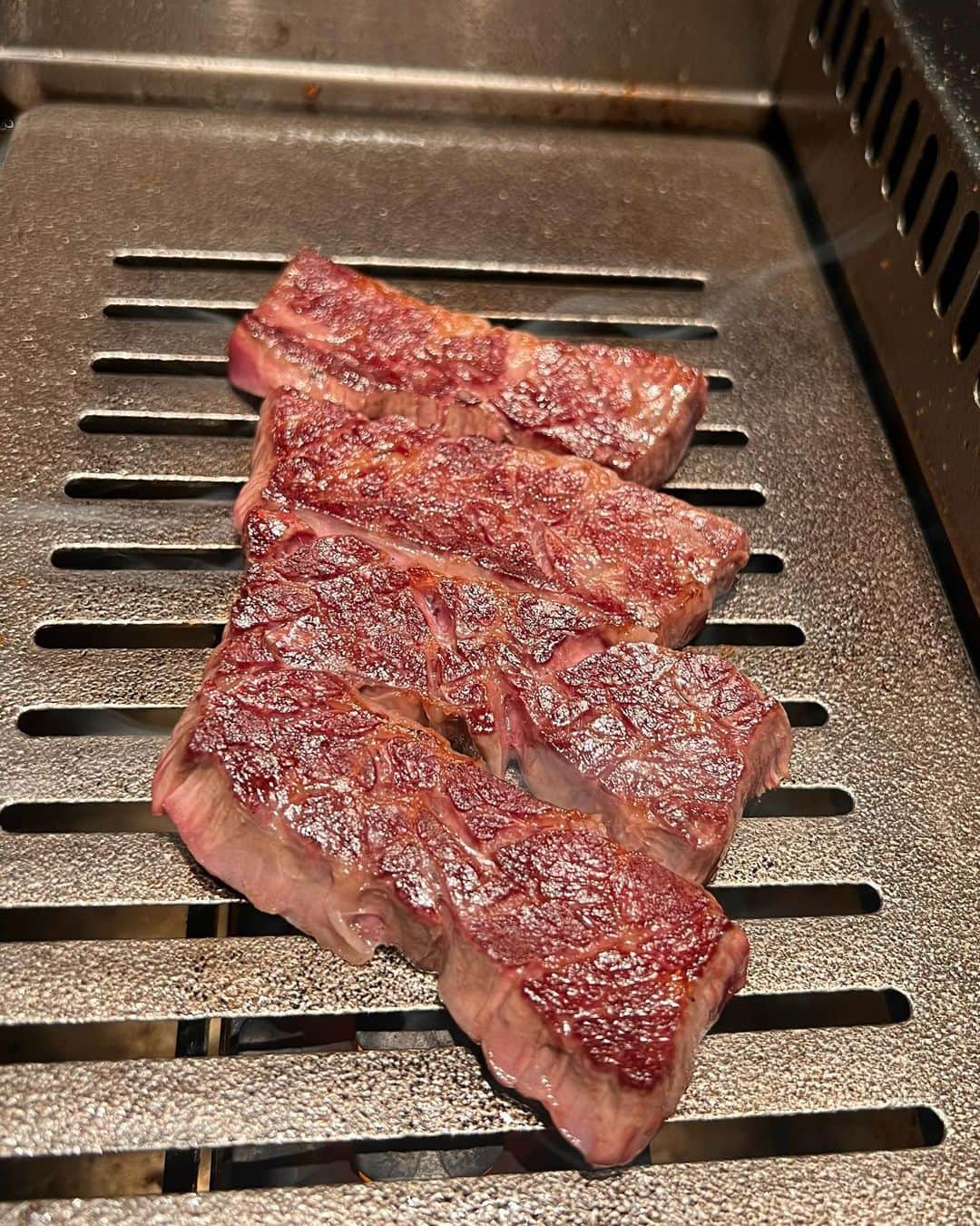 大見さなえさんのインスタグラム写真 - (大見さなえInstagram)「『焼肉うしごろ 池袋店』 8月12日グランドオープン🎊 うしごろグループ22店舗目が池袋に！ ⁡ 池袋限定の極みコース📝 ⁡ ここの店舗でしか食べられない 厳選和牛とキャビアのタルタルは キャビアと塩味とお肉の旨味を感じられる🤤🥩 ⁡ 【和牛ヒレカツのトリュフチーズバーガー】 仕上げに目の前でトリュフ削ってくださる✨ しっとり柔らかなヒレカツに甘めのソース。 ミニサイズだからぺろっといけちゃう☺️ ⁡ 他にもうしごろといえばの極みのタンや 池袋限定ランチの10食彩りビビンバ麺など！ ⁡ 完全個室もあるのでデートや接待にも🙆‍♀️ ーーーーーーーーーーーーーーーーーーーーー 池袋限定"極み"コース •厳選和牛とキャビアのタルタル •季節ナムル盛り合わせ •とろけるサーロインのすき焼き •極みのタン •厚切りハラミ •本日のスープ コムタンスープ •和牛ヒレカツのトリュフチーズバーガー •サラダ •クラシタ •厳選赤身の焼きしゃぶ クリ •厳選部位塩　 •水キムチ •厳選赤身と海老の石焼炒飯 •10食彩りビビンバ麺(追加) •デザート ーーーーーーーーーーーーーーーーーーーーー エリア　池袋 予算　10,000円〜14,000円 おすすめ　極みコース ーーーーーーーーーーーーーーーーーーーーー #焼肉うしごろ池袋 #ushigoro #うしごろ #焼肉 #肉テロ #東京焼肉 #池袋焼肉 #池袋グルメ #めぐログ_池袋 #めぐログ_焼肉 #池袋ディナー #生肉 #キャビア #タルタル ⁡」8月17日 19時10分 - tabe_megumi