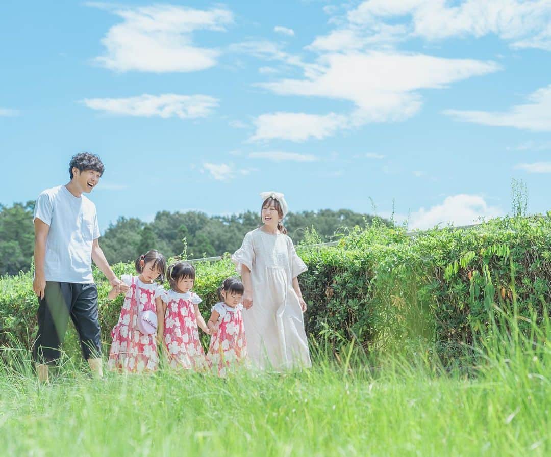 ひろぴーファミリーのインスタグラム：「【夏の思い出】  最近暑くて外出を控えていたのですが久々に公園で遊んできました😊✨  子どもたちはどんなに暑くても走り回っておりました♪こっちの体力が持ちませんw  素敵なロケーションで写真も撮ってくれました🥹  撮影してくれたのはこれからひろぴーファミリー専属カメラマン（ @ponchan.photographer ) こちらのアカウントでもオフショットをどんどん投稿するのでフォローしてくれたら嬉しいです☺️  さぁ！夏休みスペシャルまだまだ続きます😊  #2歳児#子どものいる暮らし#子どものいる生活#3歳児#5歳児#3姉妹#育児#子育て#キッズファッション#姉妹コーデ#姉妹リンクコーデ#キッズコーデ#ファミリーリンクコーデ」