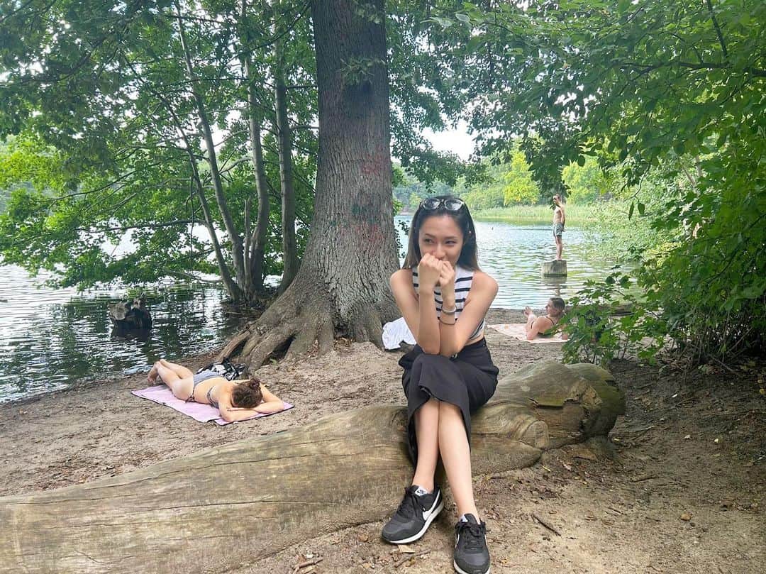 のインスタグラム：「ベルリンに夏が戻ってきて、必死に短いこの季節を楽しむベルリナーたち。🌻 快晴かと思ったら雷雨に豪雨、なんという気まぐれな天気。これこそまさに、ベルリンです！  #berliner#sommer#lake#chill#ベルリン日常#germany#malerin」