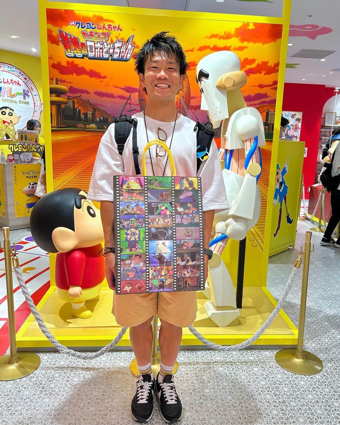 松下シュートさんのインスタグラム写真 - (松下シュートInstagram)「. 【クレヨンしんちゃん愛】  池袋のクレヨンしんちゃんシネマパレード行ってきた。 グッズ買いすぎた。  ブリブリ王国の秘宝から大人になっても観てるし、小さい時は何回レンタルビデオ屋さんで借りてきたか...。  大人になってもしんちゃん本当に大好きです。  強いて言えば臼井さんが亡くなられてしまって、BPOといういらぬ規制が強くなってからのしんちゃんが少しだけ残念です。。泣  暗黒タマタマみたいに魔人が出てきてしまってこの世が滅亡か...と思いきや賞味期限きれてますとかいうて結局オカマショーパブで働き出して終わるしw  ヘンダーランドみたいにラスボスのマカオとジョマにバレエで勝負を決めましょうって言われたのに気がついたらババ抜き対決からの最後普通に殴り合い追い掛け合いの肉弾戦になってるしw  こういう最初から最後までなんやねんwwのくだらなさがあるからこそ、たまーーーにくるオトナ帝国とか歌うケツだけ爆弾とか、しんのすけの成長を感じれるシーンがあって、それはそれでいいなぁと感動できるんやけど、今は...うーん。  でもそれでも大好きです。 時代は変わっていくものなので、形は違えど、声優さんが変われど、大人になってもこうして続けてくれていることに感謝🙏  #クレヨンしんちゃん #クレしん #野原ひろし #野原みさえ #しんちゃん #ひまわり #シロ #全映画で #推し は #吹雪丸 です #わかってくれるかわからんけど城の縁側で甲冑を被って蝶々を指に乗せる吹雪丸が好きです #たすけてケスタ #クレしん愛 #マカオとジョマ」8月17日 19時13分 - pana_nowonsale