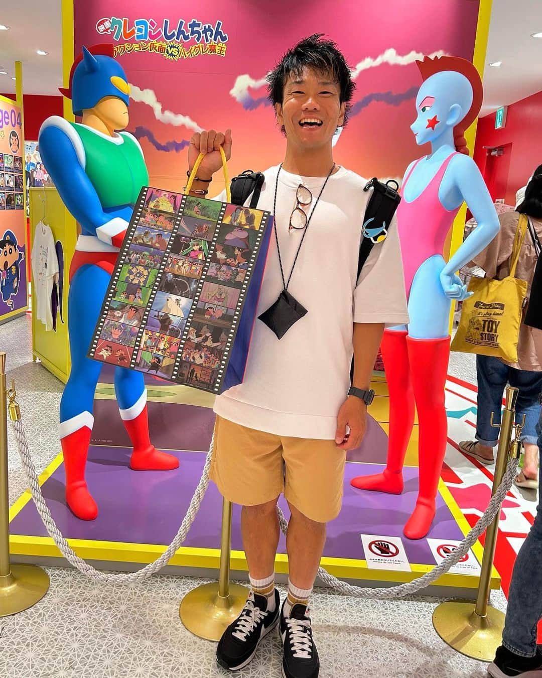 松下シュートさんのインスタグラム写真 - (松下シュートInstagram)「. 【クレヨンしんちゃん愛】  池袋のクレヨンしんちゃんシネマパレード行ってきた。 グッズ買いすぎた。  ブリブリ王国の秘宝から大人になっても観てるし、小さい時は何回レンタルビデオ屋さんで借りてきたか...。  大人になってもしんちゃん本当に大好きです。  強いて言えば臼井さんが亡くなられてしまって、BPOといういらぬ規制が強くなってからのしんちゃんが少しだけ残念です。。泣  暗黒タマタマみたいに魔人が出てきてしまってこの世が滅亡か...と思いきや賞味期限きれてますとかいうて結局オカマショーパブで働き出して終わるしw  ヘンダーランドみたいにラスボスのマカオとジョマにバレエで勝負を決めましょうって言われたのに気がついたらババ抜き対決からの最後普通に殴り合い追い掛け合いの肉弾戦になってるしw  こういう最初から最後までなんやねんwwのくだらなさがあるからこそ、たまーーーにくるオトナ帝国とか歌うケツだけ爆弾とか、しんのすけの成長を感じれるシーンがあって、それはそれでいいなぁと感動できるんやけど、今は...うーん。  でもそれでも大好きです。 時代は変わっていくものなので、形は違えど、声優さんが変われど、大人になってもこうして続けてくれていることに感謝🙏  #クレヨンしんちゃん #クレしん #野原ひろし #野原みさえ #しんちゃん #ひまわり #シロ #全映画で #推し は #吹雪丸 です #わかってくれるかわからんけど城の縁側で甲冑を被って蝶々を指に乗せる吹雪丸が好きです #たすけてケスタ #クレしん愛 #マカオとジョマ」8月17日 19時13分 - pana_nowonsale