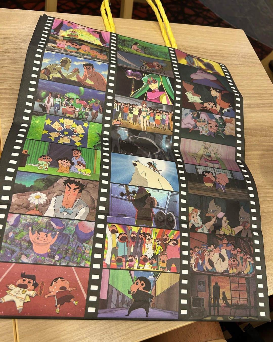 松下シュートさんのインスタグラム写真 - (松下シュートInstagram)「. 【クレヨンしんちゃん愛】  池袋のクレヨンしんちゃんシネマパレード行ってきた。 グッズ買いすぎた。  ブリブリ王国の秘宝から大人になっても観てるし、小さい時は何回レンタルビデオ屋さんで借りてきたか...。  大人になってもしんちゃん本当に大好きです。  強いて言えば臼井さんが亡くなられてしまって、BPOといういらぬ規制が強くなってからのしんちゃんが少しだけ残念です。。泣  暗黒タマタマみたいに魔人が出てきてしまってこの世が滅亡か...と思いきや賞味期限きれてますとかいうて結局オカマショーパブで働き出して終わるしw  ヘンダーランドみたいにラスボスのマカオとジョマにバレエで勝負を決めましょうって言われたのに気がついたらババ抜き対決からの最後普通に殴り合い追い掛け合いの肉弾戦になってるしw  こういう最初から最後までなんやねんwwのくだらなさがあるからこそ、たまーーーにくるオトナ帝国とか歌うケツだけ爆弾とか、しんのすけの成長を感じれるシーンがあって、それはそれでいいなぁと感動できるんやけど、今は...うーん。  でもそれでも大好きです。 時代は変わっていくものなので、形は違えど、声優さんが変われど、大人になってもこうして続けてくれていることに感謝🙏  #クレヨンしんちゃん #クレしん #野原ひろし #野原みさえ #しんちゃん #ひまわり #シロ #全映画で #推し は #吹雪丸 です #わかってくれるかわからんけど城の縁側で甲冑を被って蝶々を指に乗せる吹雪丸が好きです #たすけてケスタ #クレしん愛 #マカオとジョマ」8月17日 19時13分 - pana_nowonsale