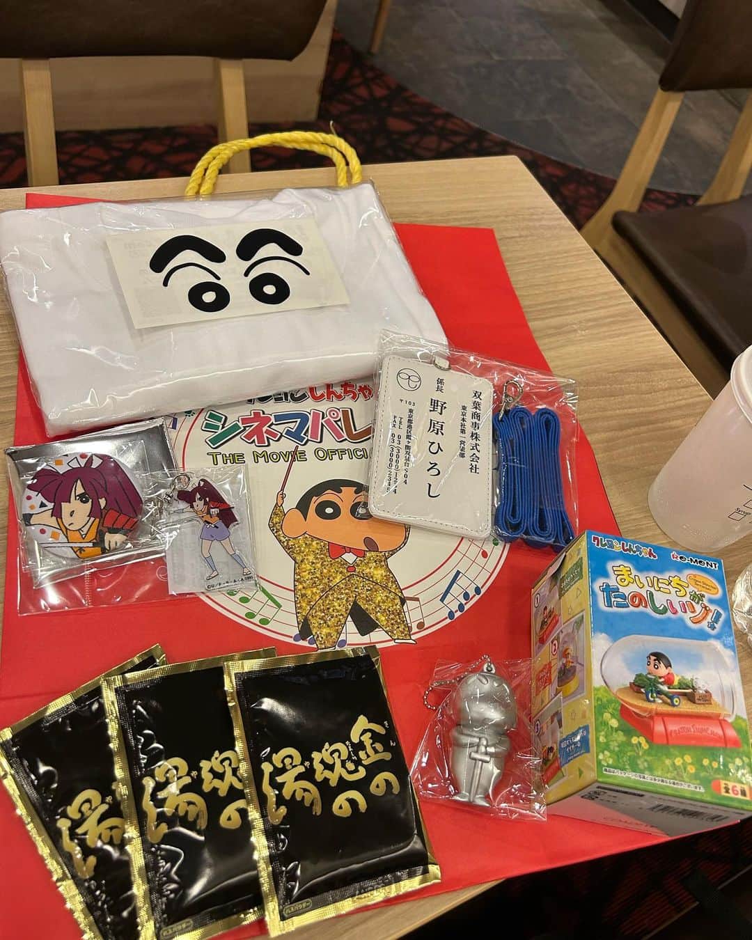 松下シュートさんのインスタグラム写真 - (松下シュートInstagram)「. 【クレヨンしんちゃん愛】  池袋のクレヨンしんちゃんシネマパレード行ってきた。 グッズ買いすぎた。  ブリブリ王国の秘宝から大人になっても観てるし、小さい時は何回レンタルビデオ屋さんで借りてきたか...。  大人になってもしんちゃん本当に大好きです。  強いて言えば臼井さんが亡くなられてしまって、BPOといういらぬ規制が強くなってからのしんちゃんが少しだけ残念です。。泣  暗黒タマタマみたいに魔人が出てきてしまってこの世が滅亡か...と思いきや賞味期限きれてますとかいうて結局オカマショーパブで働き出して終わるしw  ヘンダーランドみたいにラスボスのマカオとジョマにバレエで勝負を決めましょうって言われたのに気がついたらババ抜き対決からの最後普通に殴り合い追い掛け合いの肉弾戦になってるしw  こういう最初から最後までなんやねんwwのくだらなさがあるからこそ、たまーーーにくるオトナ帝国とか歌うケツだけ爆弾とか、しんのすけの成長を感じれるシーンがあって、それはそれでいいなぁと感動できるんやけど、今は...うーん。  でもそれでも大好きです。 時代は変わっていくものなので、形は違えど、声優さんが変われど、大人になってもこうして続けてくれていることに感謝🙏  #クレヨンしんちゃん #クレしん #野原ひろし #野原みさえ #しんちゃん #ひまわり #シロ #全映画で #推し は #吹雪丸 です #わかってくれるかわからんけど城の縁側で甲冑を被って蝶々を指に乗せる吹雪丸が好きです #たすけてケスタ #クレしん愛 #マカオとジョマ」8月17日 19時13分 - pana_nowonsale