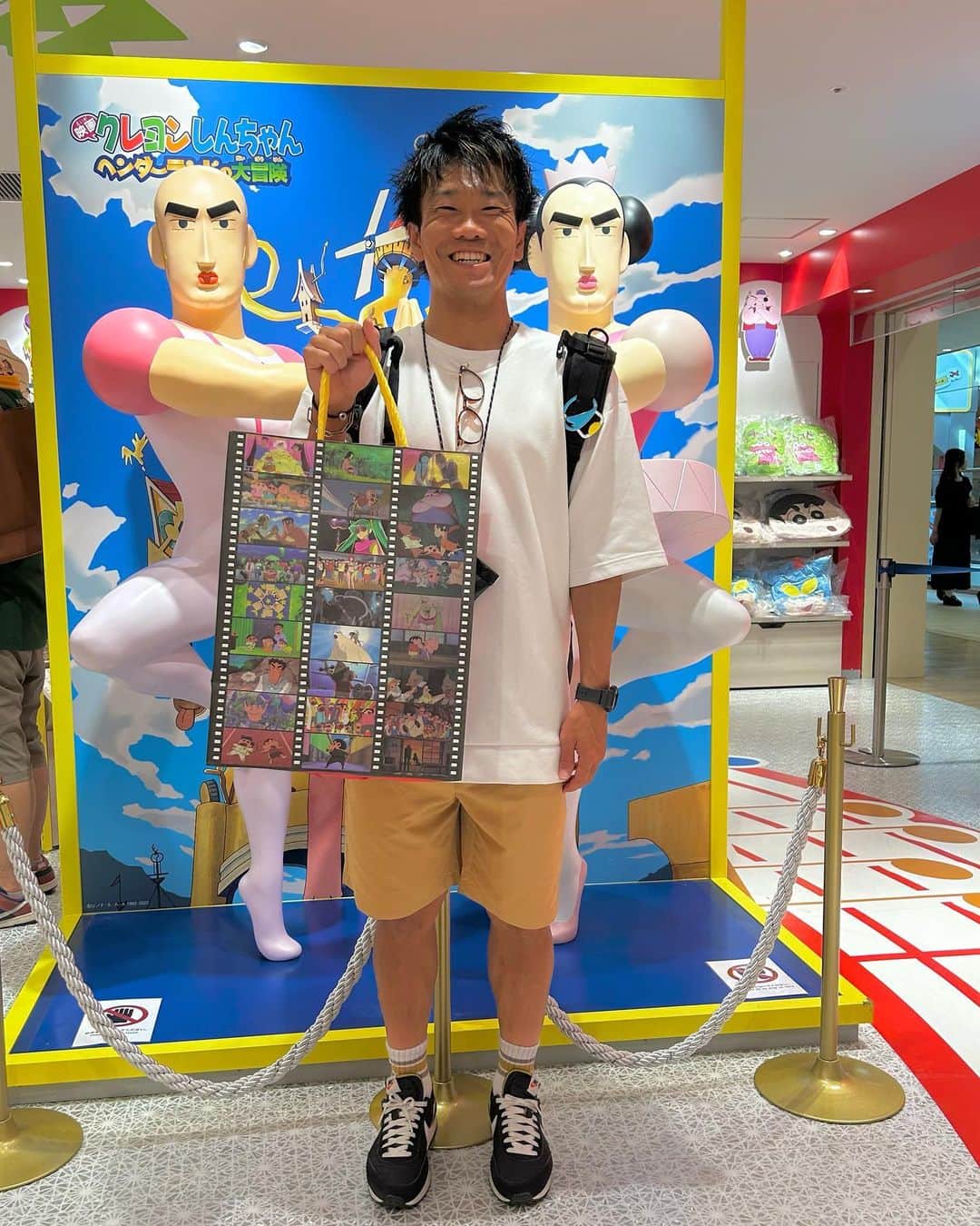 松下シュートさんのインスタグラム写真 - (松下シュートInstagram)「. 【クレヨンしんちゃん愛】  池袋のクレヨンしんちゃんシネマパレード行ってきた。 グッズ買いすぎた。  ブリブリ王国の秘宝から大人になっても観てるし、小さい時は何回レンタルビデオ屋さんで借りてきたか...。  大人になってもしんちゃん本当に大好きです。  強いて言えば臼井さんが亡くなられてしまって、BPOといういらぬ規制が強くなってからのしんちゃんが少しだけ残念です。。泣  暗黒タマタマみたいに魔人が出てきてしまってこの世が滅亡か...と思いきや賞味期限きれてますとかいうて結局オカマショーパブで働き出して終わるしw  ヘンダーランドみたいにラスボスのマカオとジョマにバレエで勝負を決めましょうって言われたのに気がついたらババ抜き対決からの最後普通に殴り合い追い掛け合いの肉弾戦になってるしw  こういう最初から最後までなんやねんwwのくだらなさがあるからこそ、たまーーーにくるオトナ帝国とか歌うケツだけ爆弾とか、しんのすけの成長を感じれるシーンがあって、それはそれでいいなぁと感動できるんやけど、今は...うーん。  でもそれでも大好きです。 時代は変わっていくものなので、形は違えど、声優さんが変われど、大人になってもこうして続けてくれていることに感謝🙏  #クレヨンしんちゃん #クレしん #野原ひろし #野原みさえ #しんちゃん #ひまわり #シロ #全映画で #推し は #吹雪丸 です #わかってくれるかわからんけど城の縁側で甲冑を被って蝶々を指に乗せる吹雪丸が好きです #たすけてケスタ #クレしん愛 #マカオとジョマ」8月17日 19時13分 - pana_nowonsale