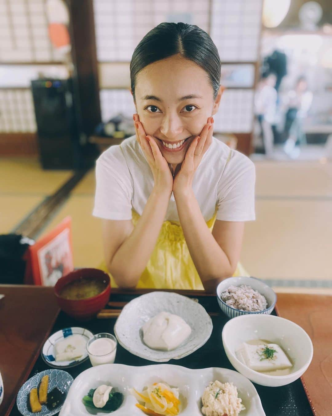 滝裕可里のインスタグラム：「“今、私は何を食べたいのか？” “どうしてそれが食べたいの？”  好きだから食べたい 嫌いだから食べたくない 口コミが多いから食べたい とにかく食べたいから食べたい  私たちは常に選択肢を持っていて 体と心を快適にすることも出来れば 体と心に不調を起こすことも出来る  好きや嫌い Wantに満ちたエゴは強烈で 自分の五感すら見失う  なるべくなら自分にとっての Needを選択できるように 自分の“意識”を育てていきたいなぁ🕊️✨  #頑張って苦手なキノコ食べたよ」