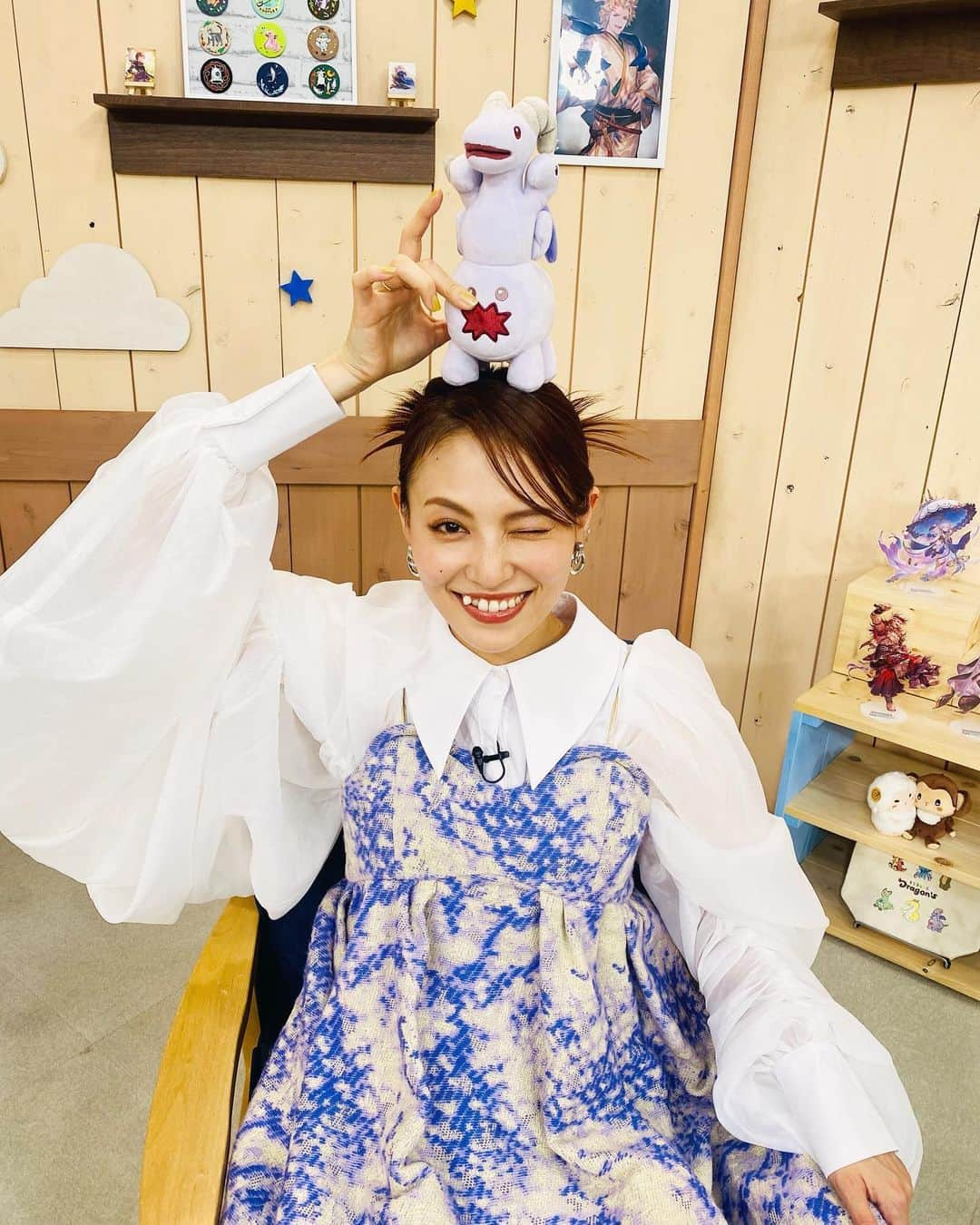 田野アサミさんのインスタグラム写真 - (田野アサミInstagram)「「#ぐらぶるTVちゃんねるっ！」 #田野アサミ#asamitano フェディエルっぽい衣装と髪の毛😇💜 髪の毛めっちゃ可愛い。 メイクさんお任せにした！天才🫂💋 2枚目はビィくんと✨ お顔に寄りかからせてもらいました🤝 4枚目は後ろからのヘアアレンジと、うなじ！！笑😏 衣装の詳細はまた載せるっ♪ 🚢追記☁️次回は.... @nojima_kenji 皆大好き私も大好き野島さん！！🤝 が出演されますよ📺」8月17日 19時16分 - tano_asami