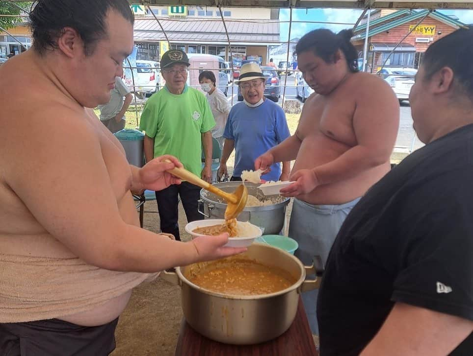 時津風部屋さんのインスタグラム写真 - (時津風部屋Instagram)「宮城合宿最後の日のちゃんこはカレーでした。 お相撲さんが作るご飯は、お鍋じゃなくても「ちゃんこ」と言います。 地元の皆様にも振舞って、皆さんからも喜んでいただきました。 素敵な笑顔でカレーを持っているのは宮城県出身の大畑です。  #カレーライス  #ちゃんこ #相撲 #宮城 #時津風部屋」8月17日 19時19分 - tokitukazebeya