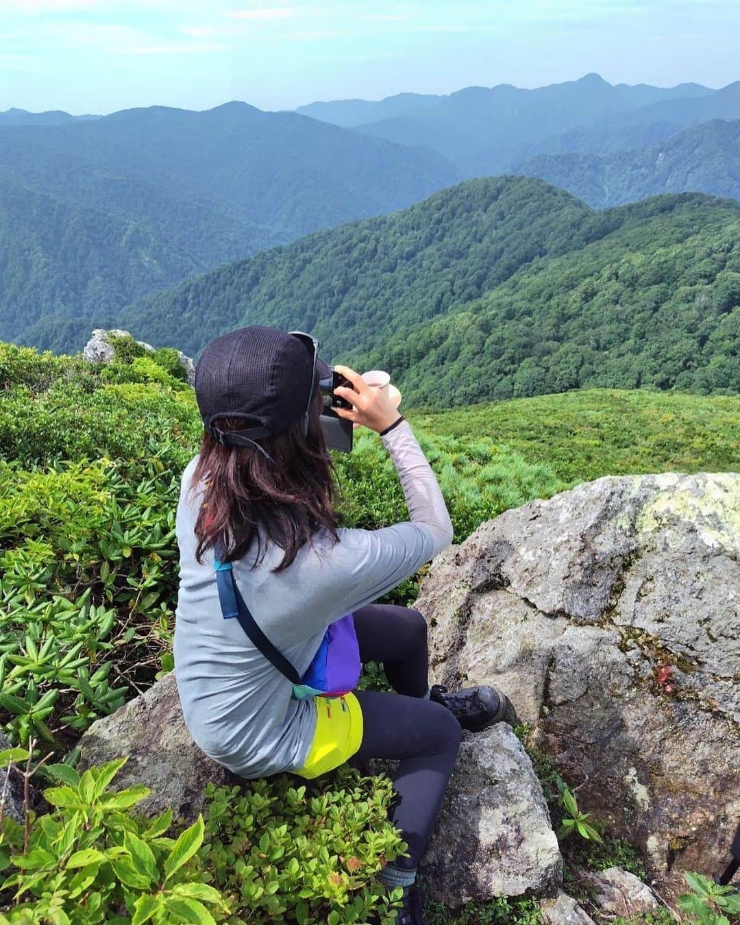 大橋未歩のインスタグラム：「#世界遺産　 #白神山地 に行ってきました！  25日にアメリカへ出発する予定ですが 直前までお仕事をいただきありがたいです。  またそれが好きな自然関連🥹  #もののけ姫 の美術参考の1つとなったことでも有名な白神山地に今回初めて足を踏み入れました。  約8000年前から変わらない　#ブナの森   命が尽きては生まれて分け合って  その営みを、見て触れて感じることができる森でした。  間違いなく人生が変わる旅だった！  羽田空港から飛行機なら約1時間  宿泊は 民宿　陶 素晴らしい民宿で、またお料理とかご紹介しますね！  #秋田  #秋田県  #登山  #山歩しよう  #hiking」