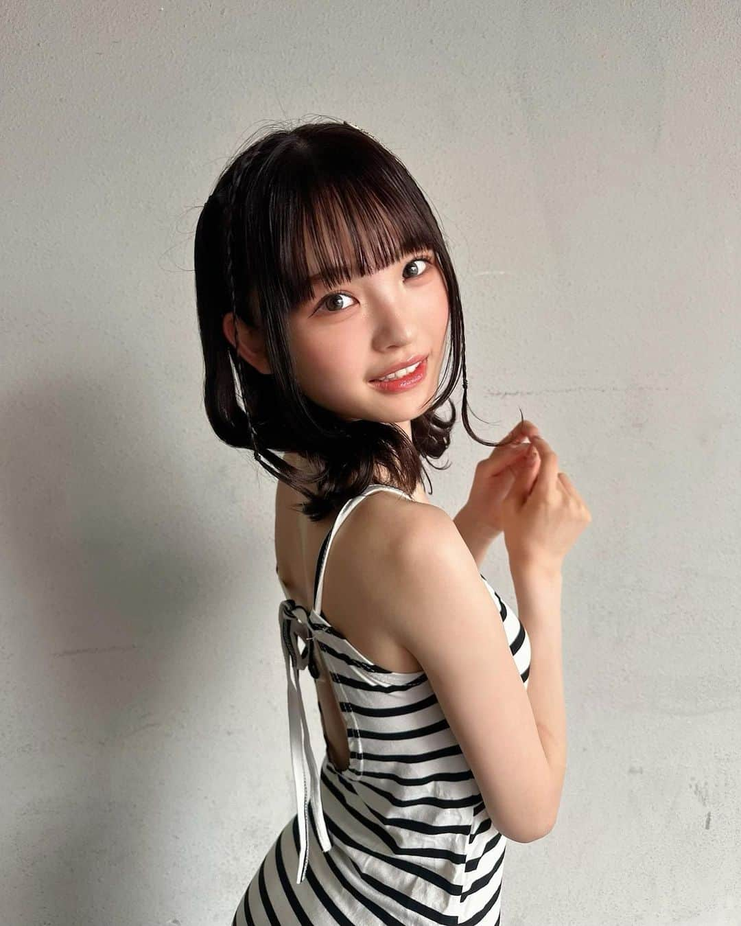 新澤菜央さんのインスタグラム写真 - (新澤菜央Instagram)「背中空いてるから守って ー ？ ᐡo̴̶̷᷄ ·̫ o̴̶̷̥᷅ᐡ  ⠀ 180cmぐらいあるんちゃうかってぐらいスタイル良く見えるワンピース❕信じられないぐらい楽ちん❕可愛くて助かる❕  #彼女の私服がかわいい #低身長コーデ #sサイズコーデ #156cm #sサイズ女子 #骨格ウェーブ #キャミワンピース #背中 #カジュアルコーデ #大人カジュアル #dholic #ディーホリック #韓国コーデ #韓国ファッション #ootd」8月17日 20時05分 - _shinshin_48