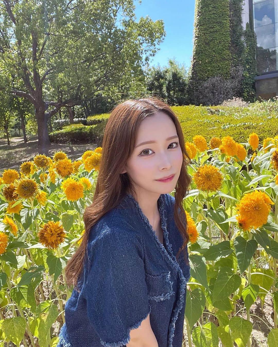 のインスタグラム：「太陽が眩しすぎた💛୨୧  最近は昼型人間になりすぎて平和✌︎ ʘ̅͜ʘ̅💛 健康すぎる生活を送ってます💛💛💛 ． お盆明けのお仕事みんな頑張りましょーう💛」