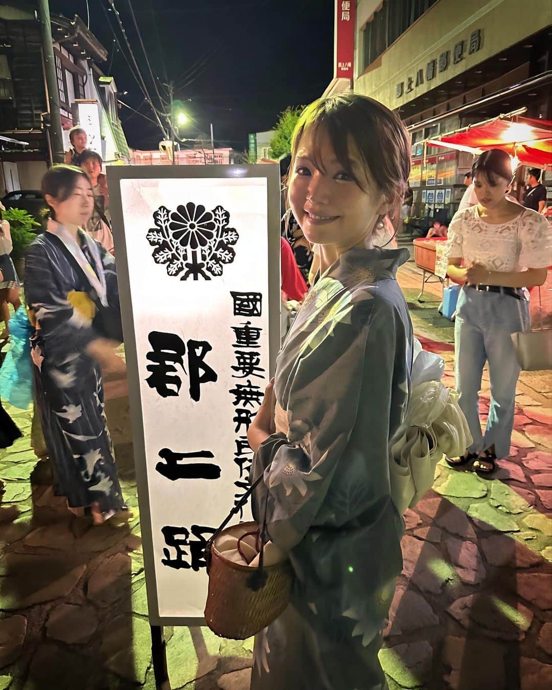 内山絵里加のインスタグラム：「・ ・ 夏のおもいで🍉 先日、4年ぶりに復活したという 岐阜県郡上市の「郡上おどり」へ行って来ました🫶 江戸時代から約420年間 この地で歌い継がれ踊り継がれて来た「郡上おどり」。 夏の間は30夜以上、特にお盆の４日間は 徹夜で踊り明かすということで 日本一踊り明かす街と言われているそうです。 ・ お囃子と下駄の音が、山あいにこだまし 川のせせらぎが重なって 古き良き日本の夏の匂いとでもいいましょうか。 なんとも美しい風情を感じました🎐 また来年も行きたいな♩ ・ 8月も、後半ですね。 残暑厳しい日々が続いていますが 近頃、とんぼを見かけたり 少しだけ夏の終わりが近づいて来ているような.. 夏の思い出、まだまだつくるぞー！ ・ 今週末は、駿府城夏祭り🏯🤍 私は19日（土）に会場でお待ちしています👱🏻‍♀️ ・ #夏 #夏の思い出 #夏祭り #盆踊り #浴衣 #お祭り #郡上踊り #浜松注染」