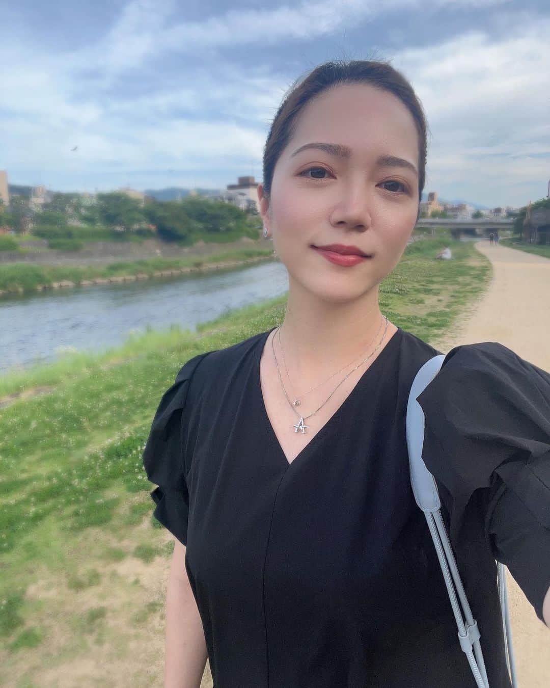 のインスタグラム：「🌿  ライブ翌日の京都旅🎻 真夏の京都・鴨川さんぽ🦆 すずしそうで、めっちゃアツイ😆❤️‍🔥  #京都 #日本 #鴨川 #夏 #最高 #Kyoto #Japan #Summer #travel #traveler #happy」