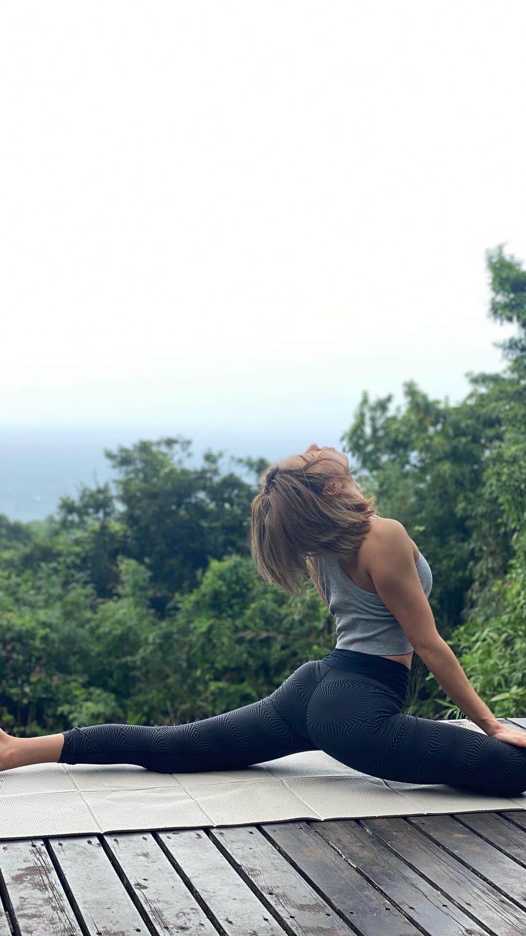 池田ゆりのインスタグラム：「ストレッチ❤️ リトリート旅帰ってきたよ。  #八丈島 #ストレッチ #トレーニング #fitness #bodymake #relax #retreat #love #恵比寿パーソナルジム #女性トレーナー #生活指導 #食事管理」
