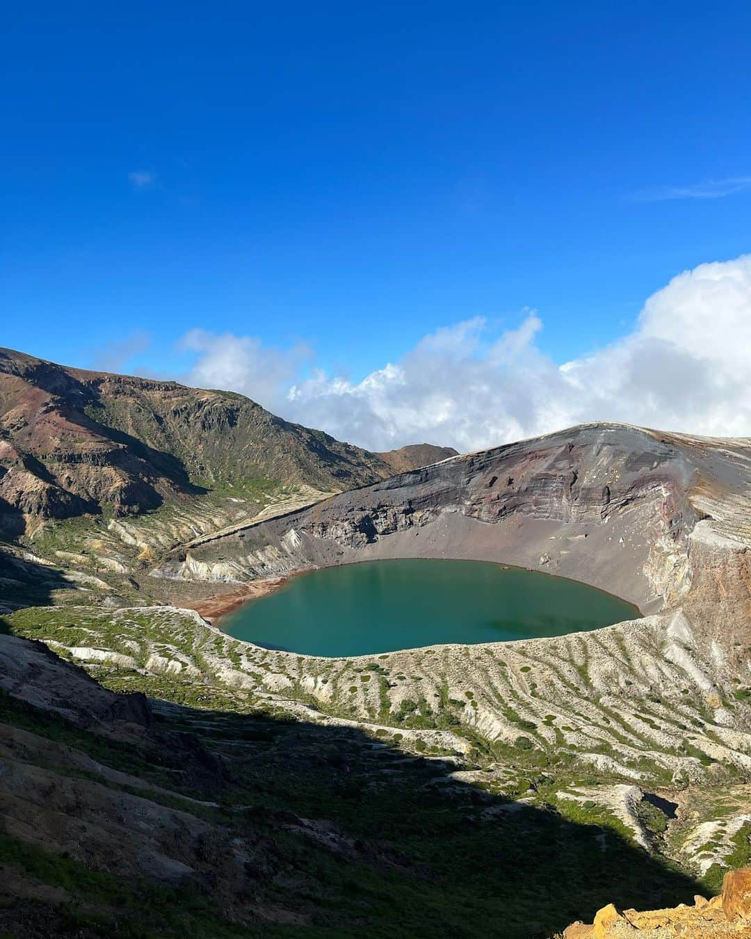 渡部純平のインスタグラム：「🏔️🐉🌈  久々の山形上陸。 2度目の山寺と初めましての蔵王の御釜。 仲間との再会と語らい。締めは地元秋田で家族と親友たちと会い帰り際に突如現れた彩雲を見て東京へ。  #夏休み#お盆休み#旅#summervacation#trip#y山形#秋田#蔵王#御釜#山寺#彩雲#秘境#view#絶景#自然#journey #lifeisjourney#nature#naturepower#energy」