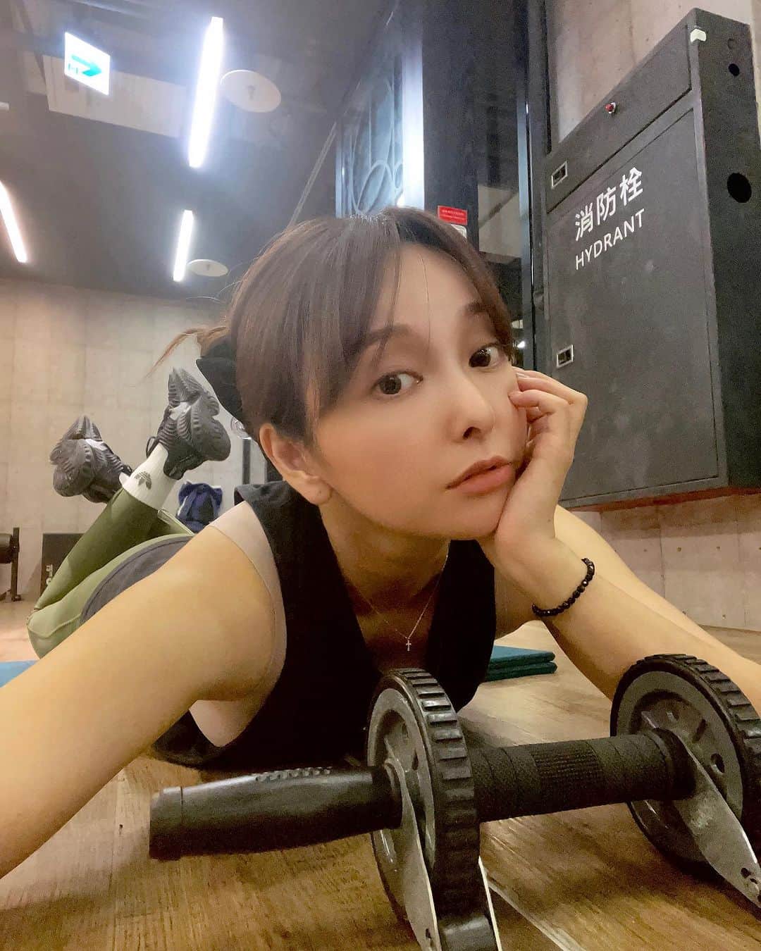 のインスタグラム：「就是為了慢老 就是為了健康 就是為了開心  有正確的運動方式 好的飲食能擁有好的線條（啊 大家都知道啊💦）  其實自己狀態變好真的會心情特別好 雖然好多美食好多誘惑～ 我不會完全忌口 想吃還是會吃 人生嘛 吃了開心還是要吃啊 不要過量就好囉  所以運動更重要 今天練完了 沒力了 去補充蛋白質去～🫶🏻」