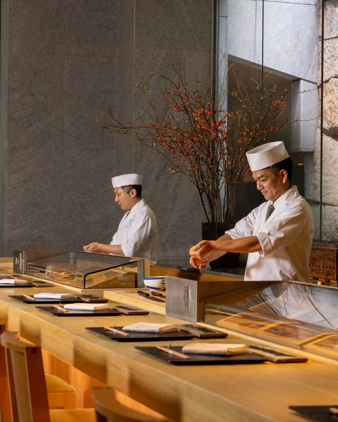 グランドハイアット東京のインスタグラム：「選りすぐりの職人が握る、江戸前寿司「六緑」 スタイリッシュで開放的な店内には、贅沢にも一本の檜から切り出されたカウンターを配しています。  杉本 貴史氏による開放的な空間デザインの中で、日本ならではの至極の一品をご堪能ください。  Visit Roku Roku, our Edo-mae sushi restaurant, for an incredible Japanese dining experience. 🍣  Designed by Takashi Sugimoto of Super Potato, this light-filled restaurant serves classic Tokyo-style sushi at a counter carved from a single Yoshino cypress. The sushi is carefully prepared using the best ingredients from the Toyosu fish market and can be paired with a wide selection of Japanese sake.   With its open interior and staff in elegant kimono, Roku Roku is a stylish place to enjoy some of Japanese cuisine’s most iconic dishes.   #グランドハイアット東京 #grandhyatttokyo #grandhyatt #hyatt #worldofhyatt #tokyo #roppongihills #六録 #寿司 #江戸前寿司」