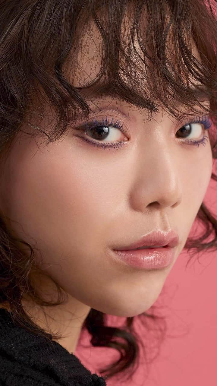 THREEのインスタグラム：「“Beyond Fluidity” 新たな表情を引き出す、フルイディティという選択  あらゆるフレームを外し、すべての人へー。 目指すヴィジョンを更新し続ける、等身大でエフォートレスなTHREEのメイクアップ。  あなただけの素肌と骨格、ありのままの自分と変わりゆく自分。 あなたそのものが唯一無二で可変な存在だから。  フルイディティの先にあるのは、にじみ湧くアイデンティティ。 その魅力を引き出すのは、THREEメイクアップの変わらぬ3つのこだわり。  • 内面と呼応し、あなたらしさが透けて見える発色とカバレッジ。 • 呼吸とモーションにフィットした柔軟性あるテクスチャー。 • 光と影をとらえ、素肌と骨格に溶け込むグレーのニュアンス。  それらが、ポリッシュされた表情とマインドへ導いていく。 THREEが生み出すその“選択肢 ”は、どこまでも果てしなく、自由。  〈SPECIAL PRESENT〉 “THREE スエード ドローストリング ポーチ” コレクションアイテムを含む7,700円（税込）以上ご購入でドローストリング ポーチをプレゼント！ *数量限定となります  #threecosmetics #SHADESOFLOVE_THREE #2023AutumnMakeupCollection」
