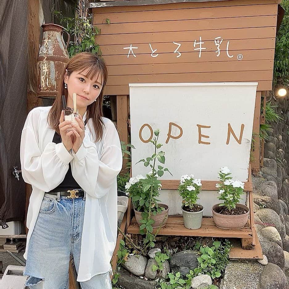 長谷川ゆうのインスタグラム：「アイス日和🍨  ずーっと行きたかった水上の大とろ牛乳  ブルーベリーもチョコも気になったけど さっぱりコーヒーゼリーにしました♡  溶けてもコラーゲンでぷるっと感のある不思議なアイス  美味しかったので 群馬いる間にまた行きたいな笑  今週末は夏ザスパの最終日☀️ よろしくお願いします⚽️  #大とろ牛乳 #群馬観光 #群馬グルメ #みなかみ #🍨」
