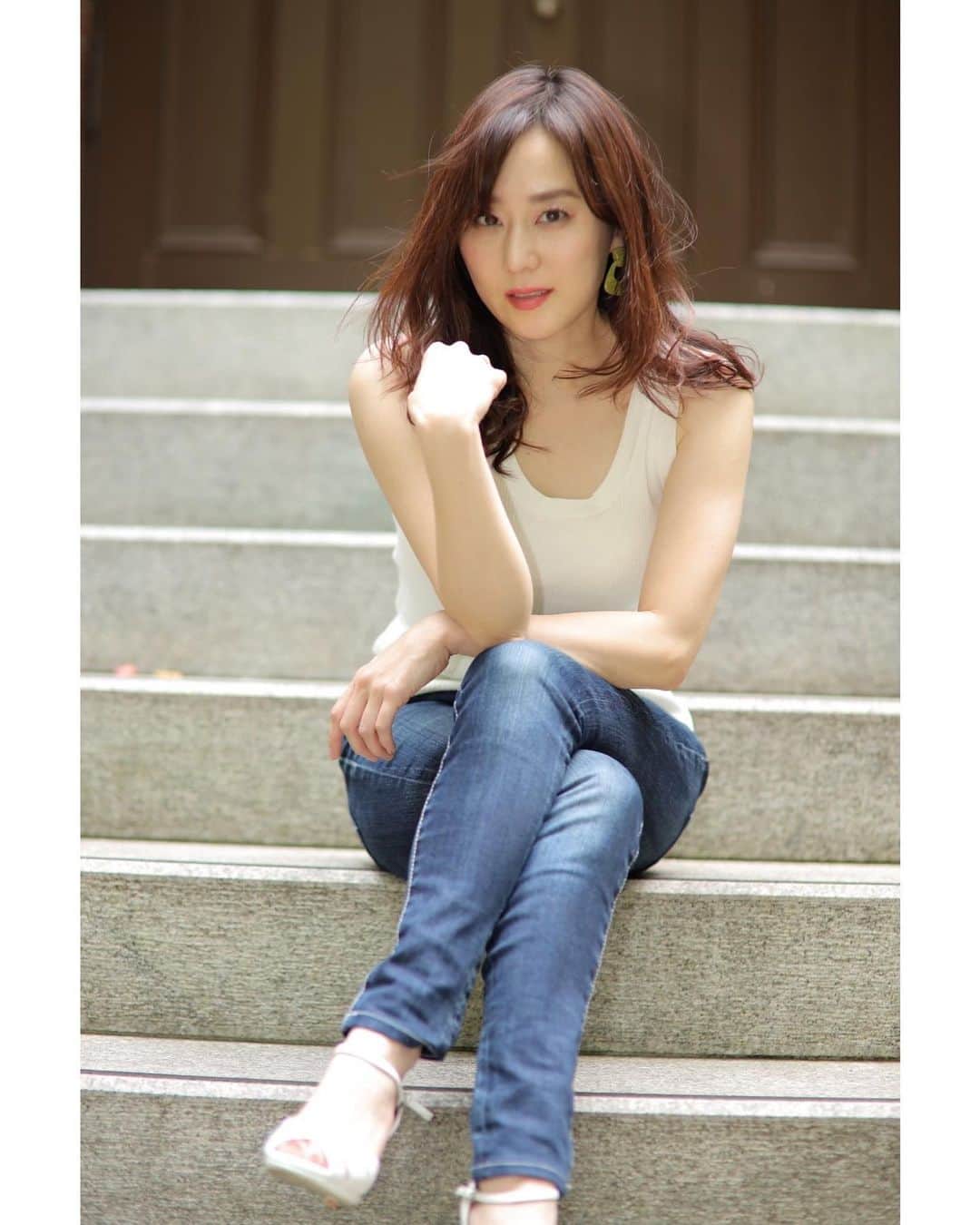 村上麻衣のインスタグラム：「笑ってない ポートレートシリーズです☺️  「笑顔」がわたしのInstagramのテーマでしたので、 笑ってない投稿は初めて？かも。  #明日からまた笑います #ポートレート#portrait#portraitphotography #ポートレート撮影 #japan #asianmodel #asianbeauty」