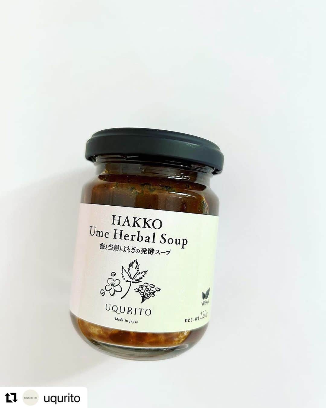 砂賀美希のインスタグラム：「#Repost @uqurito with @use.repost  【HAKKO Ume Herbal Soup 梅と当帰とよもぎの発酵スープ】　 本日よりウェブサイトで先行予約をスタートさせました。  ブランド名はUQURITO ユクリトと申します。 忙しい世の中ではありますが ゆっくり、ユクリトまいりましょう、と名づけました。  「くすりの前にできること」をコンセプトに 未病のうちに自身で簡単に養生できる商品をつくりたい。 コロナ禍で病院に行きにくかった妊婦生活のなかで 無事に元気な赤ちゃんに会えますように、と あれこれ試作を重ねたスープを 産後たくさんの方に試していただきヒアリングさせてもらいながら 時間をかけて完成させました。 温活、腸活、免疫力などがキーワードになるスープになりました。  まだまだ残暑が続きそうですが、身体の中は冷えすぎていませんか？ 植物性乳酸菌と昔ながらの養生法と薬草の力で 疲れた内臓をリセット。 お湯に溶かして飲む、新しい発酵スープです。 お味噌汁を作るのが面倒な朝、起き抜けの身体に 冬は寒さ対策に、夏時期は塩分対策として スプーンの先に少量すくって口に含んでも美味しくいただけます🙌  【こんなとき、このような方におすすめ】  ・いつもと調子が違うなと感じたとき ・寒さを感じるとき ・食欲がないとき  ・旅先や外出先、アウトドアでの即席スープとして  ・忙しい朝のお味噌汁の代わりに  ・ダイエット食の置き換えやファスティングの前後食に  ・飲み過ぎてしまった日の翌朝に ・夏場の塩分補給に   発送が8月のみ8/28(月)からとなりますが9月からは3-5日の間で発送可能になります。 詳しくはプロフィールのWebサイトをご覧ください。  #免疫ケア #免疫力アップ #菌活 #乳酸菌 #植物性乳酸菌 #食薬 #自然派ママ #ナチュラル好き #自然派 #発酵スープ #発酵 #発酵食品 #発酵食 #温活 #腸活 #冷え #冷えとり女子 #温め女子 #妊活女子 #妊娠中の食事 #妊婦におすすめ  #赤ちゃんがほしい #貧血女子 #貧血予防 #妊活ごはん  #自然食 #ビーガン #産前産後  #産後ママ」