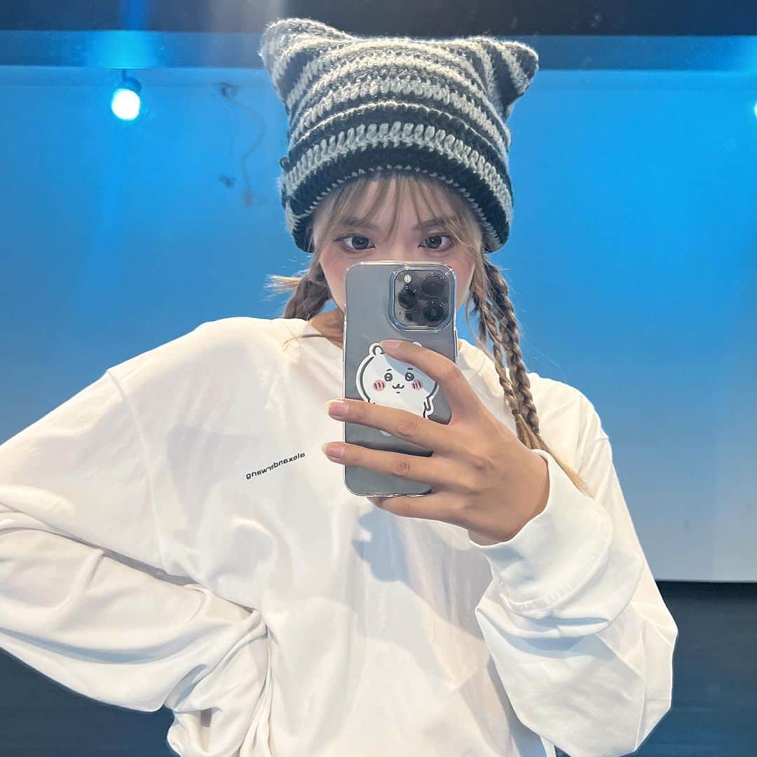 NOCOのインスタグラム：「猫帽子買うために少しだけ早く家出たよ。どう？好きなん？😤 イブははいはいって顔してたよ☺️ @_1210.ibuibu  @noco.mg_official」
