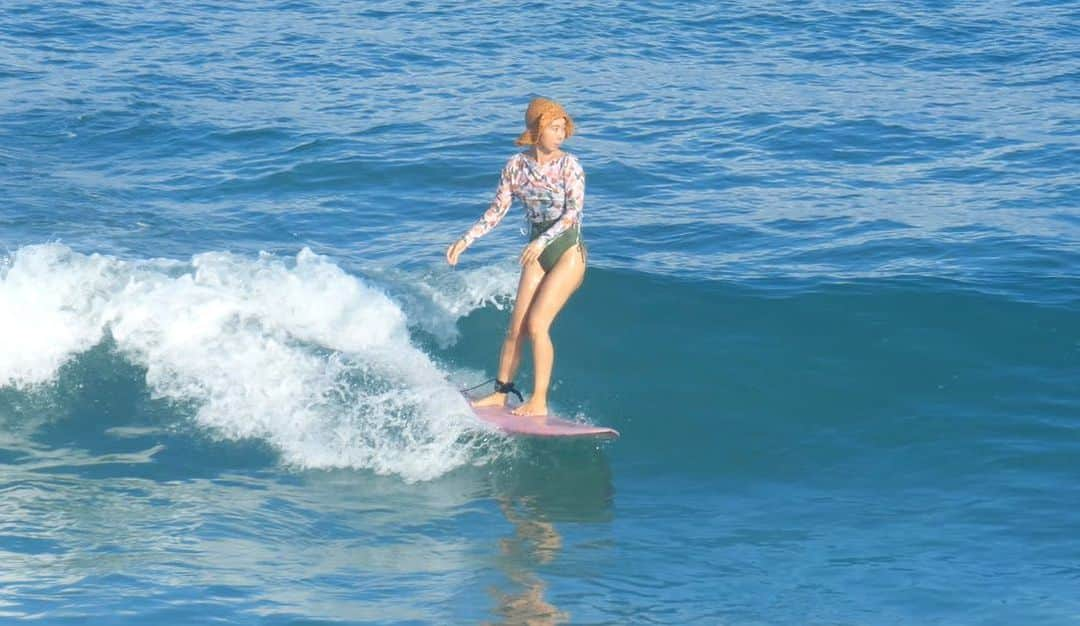 Lisa Halimさんのインスタグラム写真 - (Lisa HalimInstagram)「久しぶりのsurfing 下田の海は今日もきれいでした💎  ラッシュガードは @myriam__swim  中に来てるワンピースの水着は @roxyjapan  麦わら帽子は @rhythm  サーフボードは @deadkooksshonan @deadkooks」8月17日 19時36分 - lisahalim