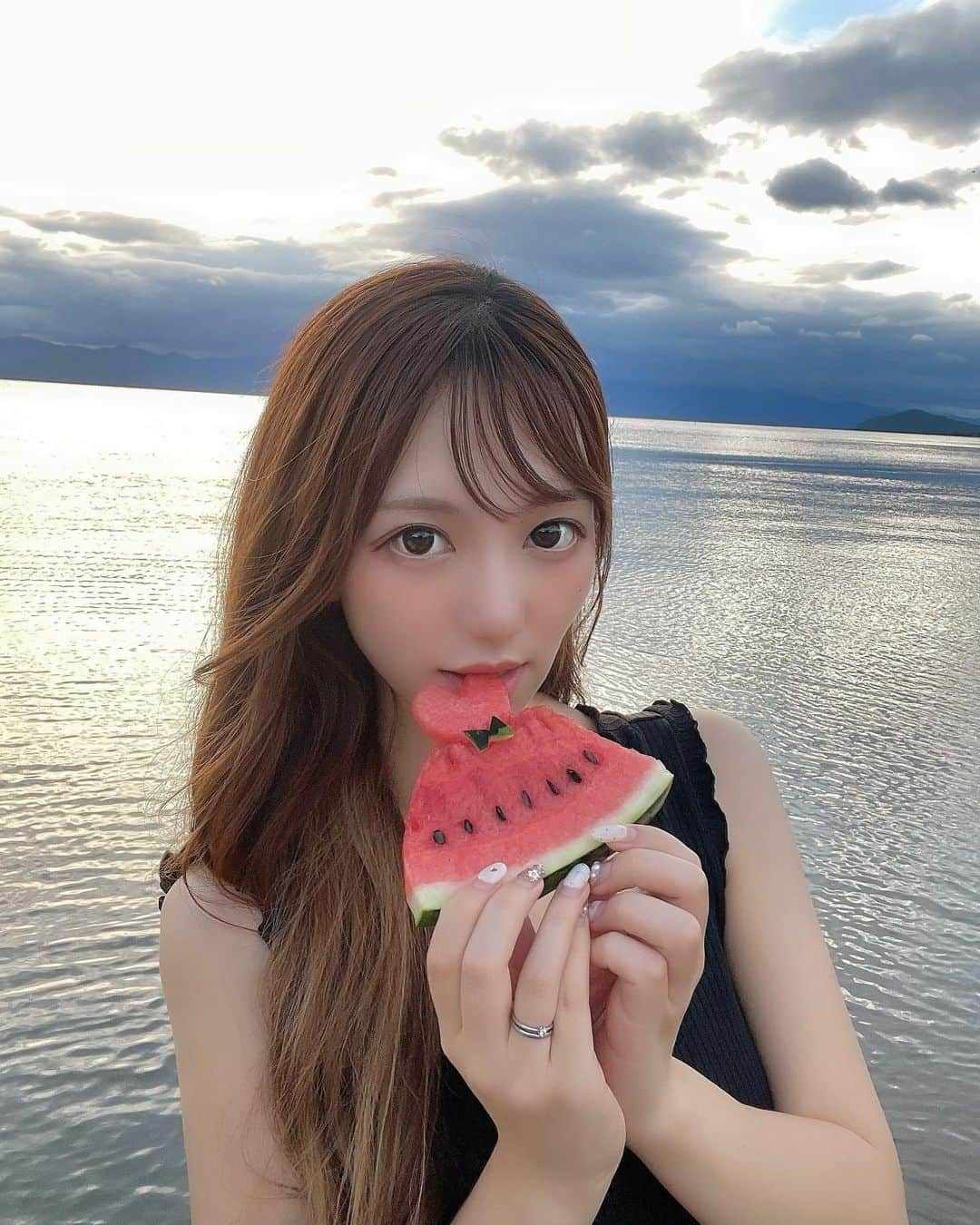 川本愛彩さんのインスタグラム写真 - (川本愛彩Instagram)「. 本日もお疲れさまです🍉  撮影の後のスイカは 美味しく頂きました😋 . . . #スイカ #スイカワンピース #いただきます #琵琶湖 #滋賀 #出身地 #夏の思い出」8月17日 19時41分 - aya_s.collection