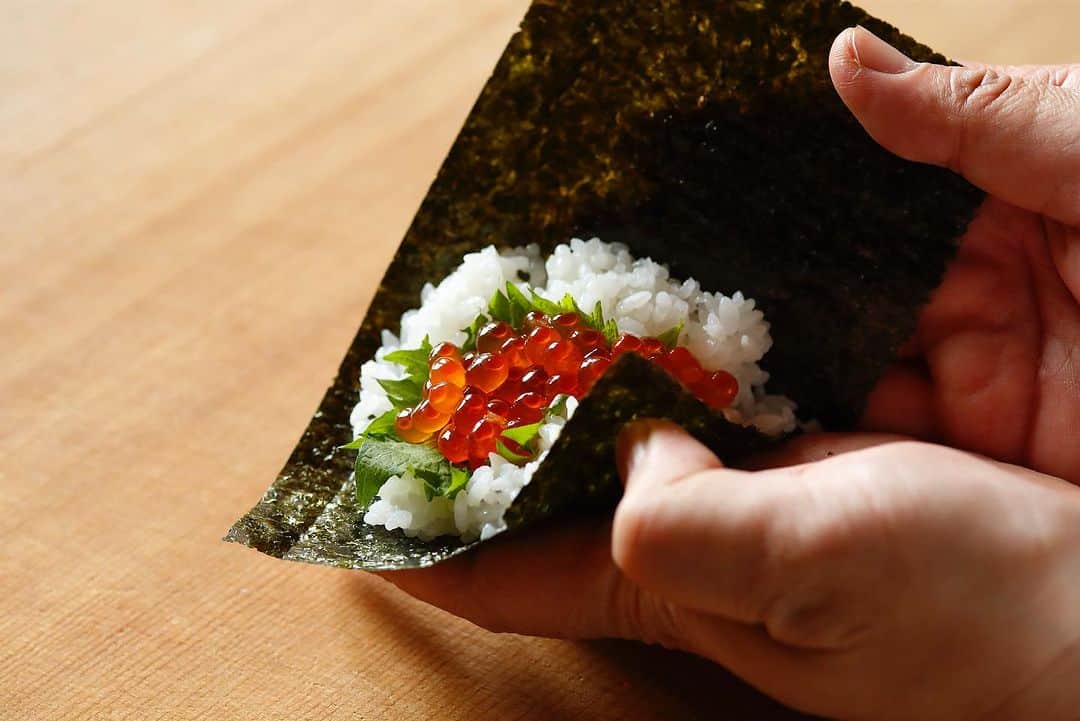 THE WESTIN TOKYO | ウェスティンホテル東京のインスタグラム：「日本料理「舞」では、夏休みに合わせてお寿司の握り方を学ぶレッスン『ちびっこ寿司職人』を開催しています。寿司職人が握り方や巻き方を丁寧にご案内。食材の産地や海苔の選び方なども紹介する充実の内容でお届けします。レッスンの後はご自身で作ったお寿司をご家族皆さまでお楽しみください。   8月末まで平日限定の人気プランです。ぜひお早目のご予約を。 詳細はプロフィールのリンクより     #ウェスティンホテル東京 #ウェスティンホテル #ウェスティン #ホテル #恵比寿 #夏休み #キッズ #お子様 #ファミリー #ホテル食事 #ファミリー旅行 #ファミリープラン #子供 #小学生 #日本料理 #グルメ #会席コース #WestinTokyo #hotel #tokyo #japan #ebisu #travel #summerholiday #family #summer #holiday #familyholiday #Japanesefood」