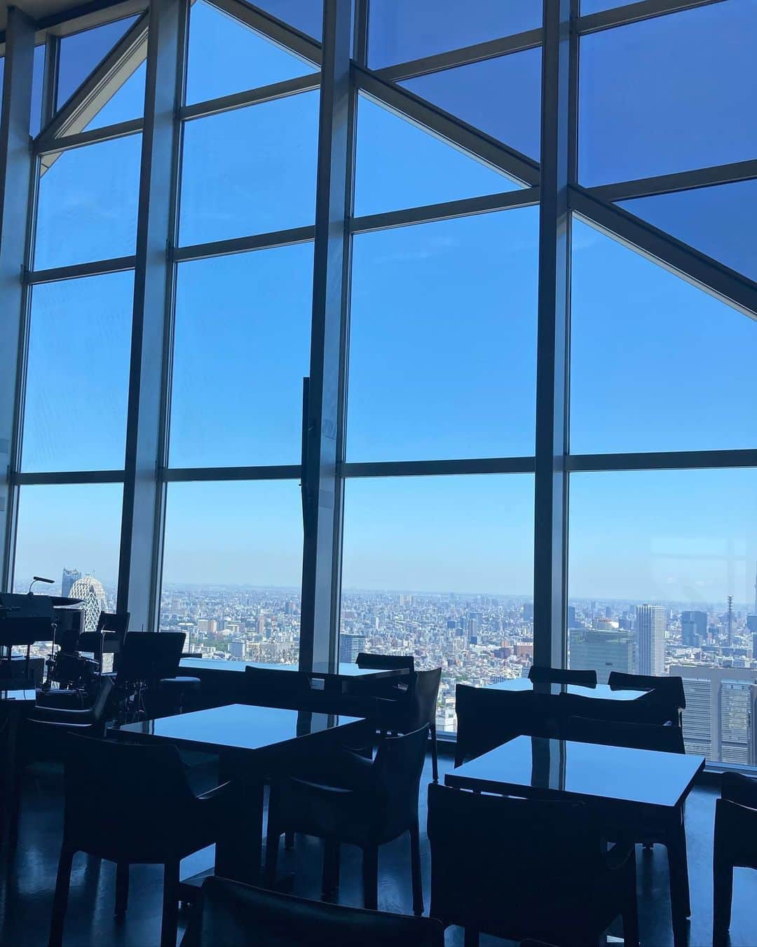 山田優依さんのインスタグラム写真 - (山田優依Instagram)「NEW YORK GRILL in Shinjuku   【ニューヨーク グリル】 📍新宿  パークハイアット東京の最上階にある 大好きなニューヨーク グリルへ  選べるメインディッシュに、前菜とデザートが ビュッフェになっているランチ  ここはお食事も空間も最高で 定期的に行きたくなる場所😊  パークハイアットは他のレストランも良く、 特にピークラウンジのアフタヌーンティーは ラウンジ、アフタヌーンティーの中で一番好き☺️  ニューヨークグリルもピークラウンジもとても 気が高い空間で何度もリピートするオススメの場所✨  【ニューヨーク グリル】 📍新宿駅より徒歩20分 ⏰ 11:30～14:30 17:30～22:00 ● ランチコース　¥9900  #Shinjuku #ParkHyattTokyo #Japanesegirl #西新宿ランチ #西新宿グルメ　#新宿ランチ　#グルメな人とつながりたい　#食べるのが好きな人と繋がりたい　#パークハイアット #パークハイアット東京」8月17日 19時43分 - yui_gourmetwalker