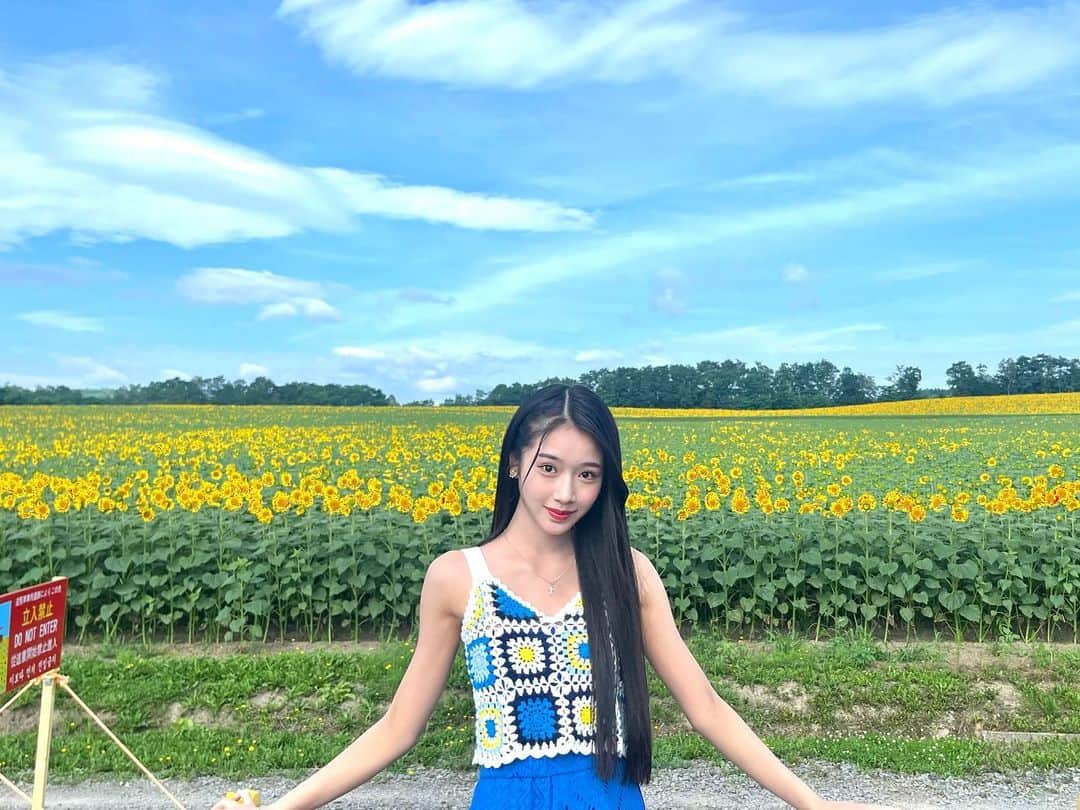 天翔天音のインスタグラム：「❤︎  200万本も咲き誇る向日葵🌻  綺麗でしたー✨  いっぱい向日葵と撮ってもらったので！ 沢山投稿しちゃいました📸  #北海道 #北竜町ひまわりの里  #夏コーデ #藤岡弘、#天翔天音 #05」