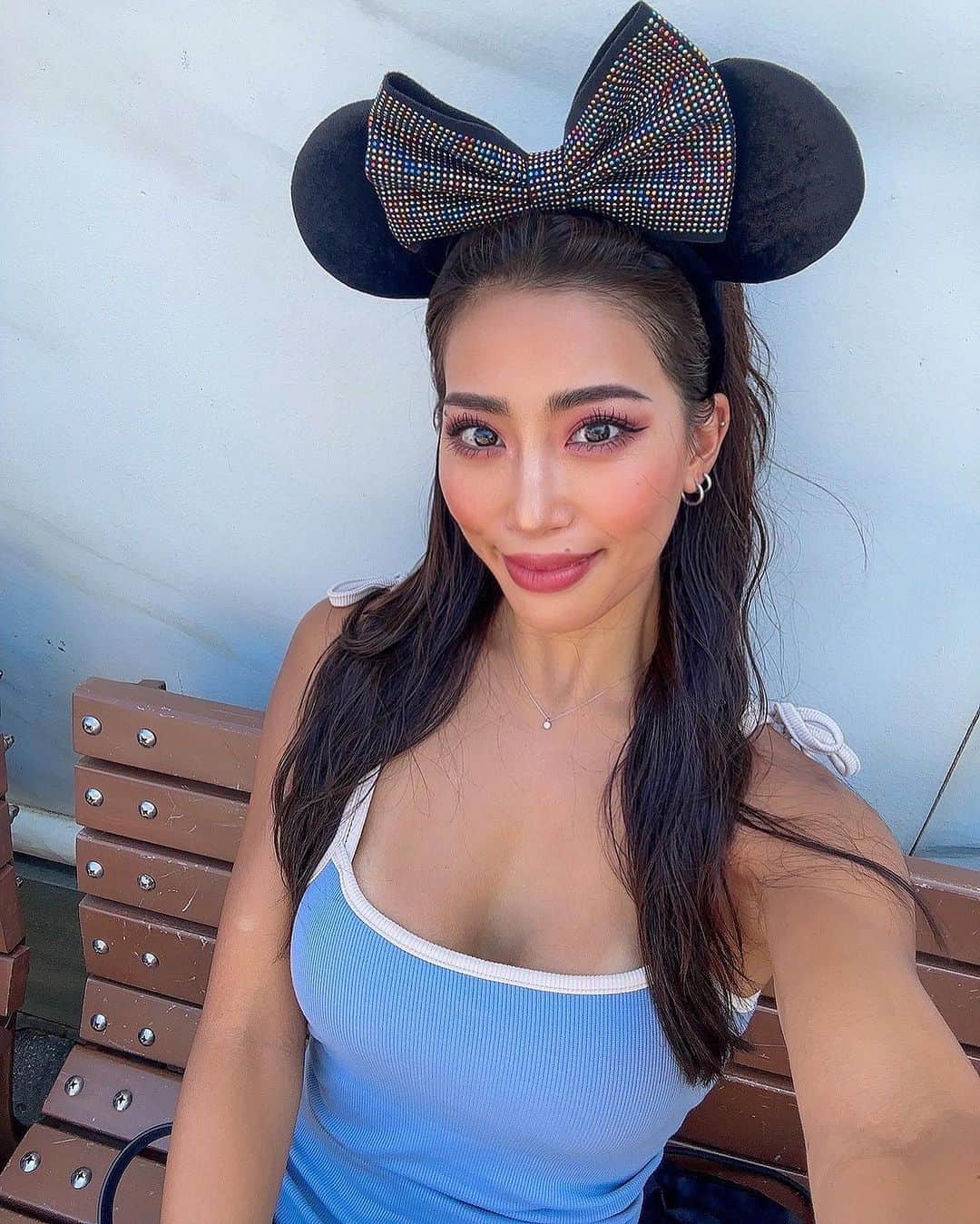 のインスタグラム：「. 今日はピンクメイク💖 アイシャドウをいつもより濃くしてみたんだ🫣 . 着ているワンピースは @julianamorenojp 🩵 身体のラインがとっても綺麗に見えるし パット付きだからこれ一枚で着れるのはありがたい🫶 . #disney#disneysea#ディズニー#ディズニーシー#ディズニーコーデ#ワンピース#筋トレ女子#パーソナルトレーナー#お尻トレーニング#ヒップアップ」