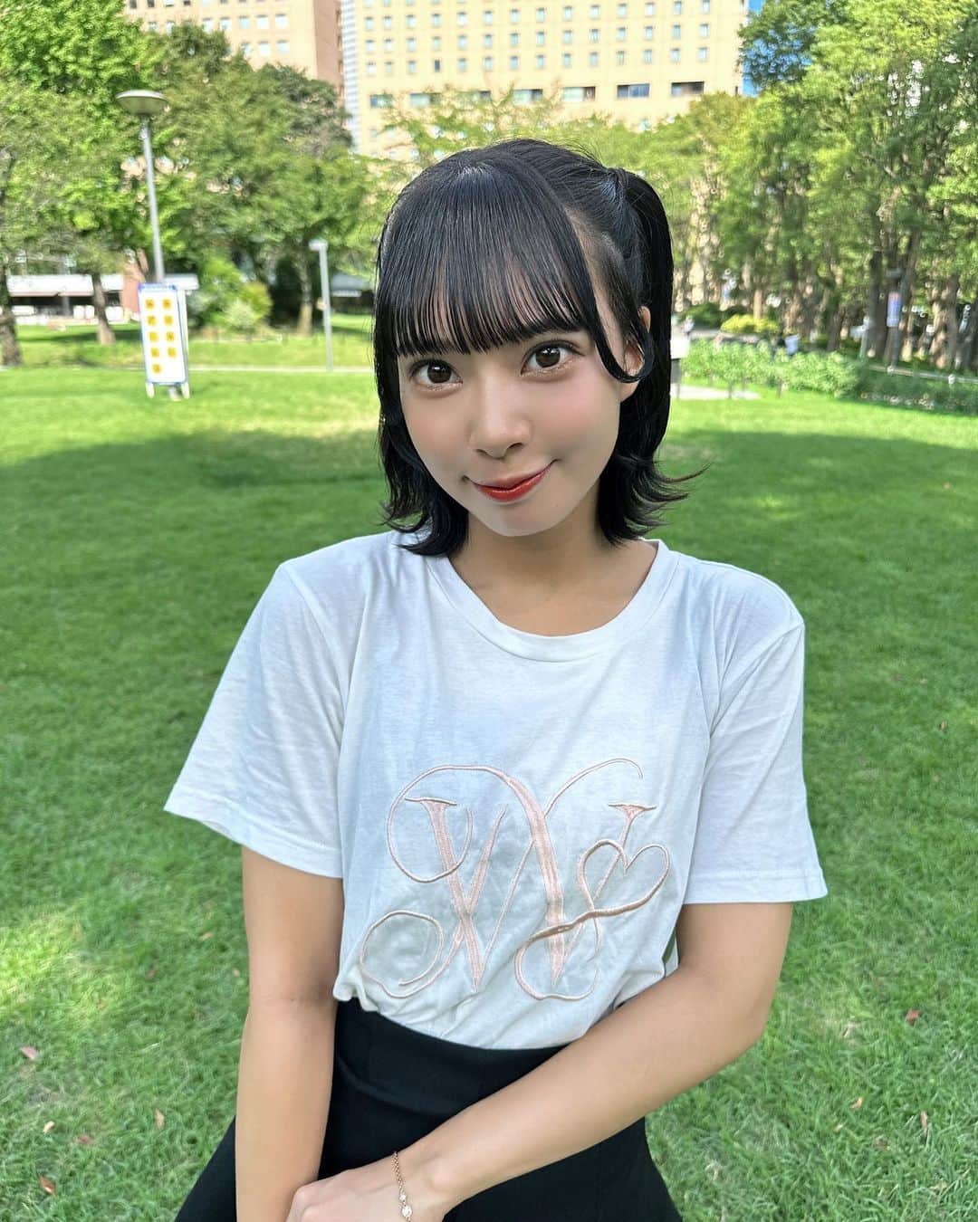 山田寿々のインスタグラム：「. ⁡ ⁡ 彼女にしたい？💞 ⁡ ⁡ #公園 #ootd #ハーフツイン #ボブ #外ハネボブ #アイドル」