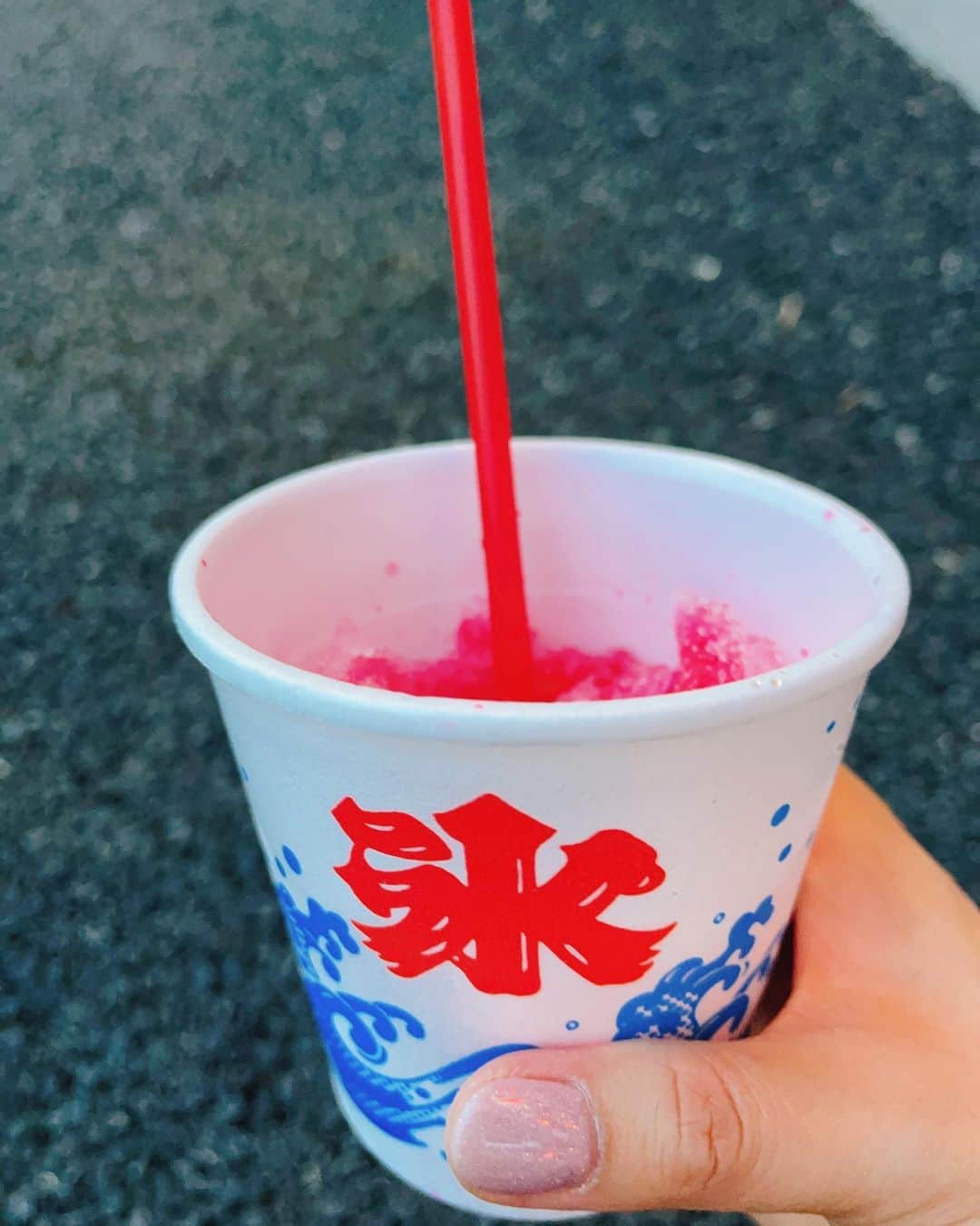 小泉エリのインスタグラム：「久しぶりにお祭りに行ってかき氷🍧を食べました😋 昔からいちご派🍓 一瞬、中学生くらいにブルーハワイ派やったけど、すぐにいちごに戻りました⭐️ 懐かしい味🩷 そして、お祭り会場のゴミ袋、萌えました😝」