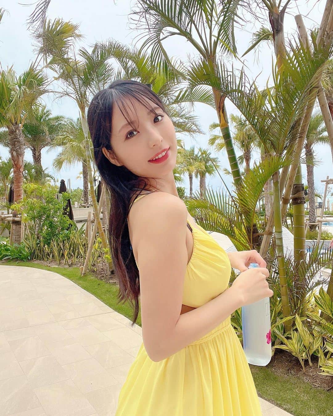 のインスタグラム：「💛  . . 4月に沖縄行ったときの📸  #リゾートワンピース #リゾートコーデ  #水着 #ビキニ #モノキニ  #ブラジリアンビキニ #沖縄旅行  #沖縄ホテル #ホテルプール  #沖縄 #海 #swimwear #beach  #ootd #ビジョビ #インスタグラビア  #脚フェチ #尻フェチ #高身長女子  #黒髪ロング  @mistymynx  @b_b_j.j」